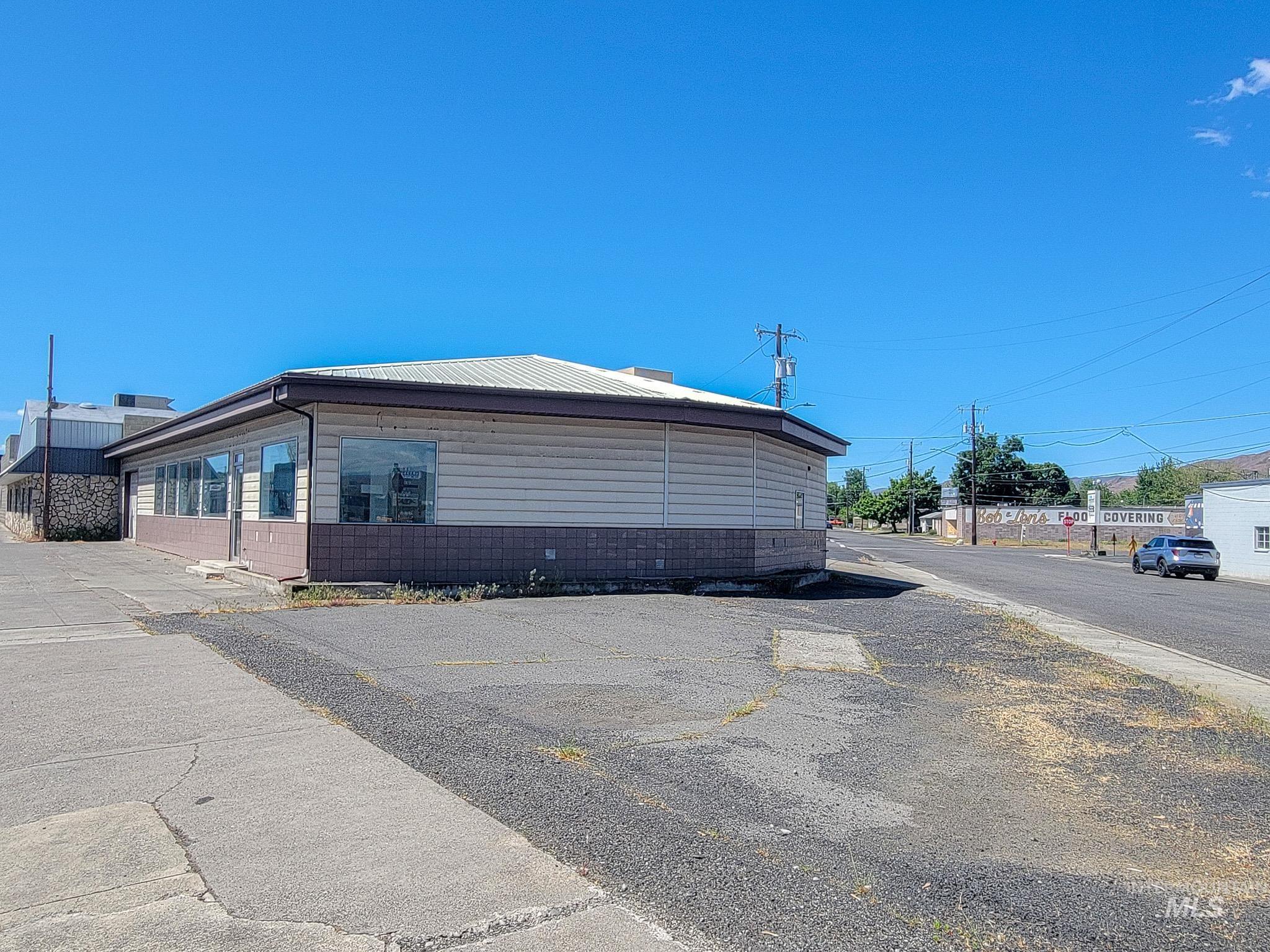 400 Diagonal Property Photo 4