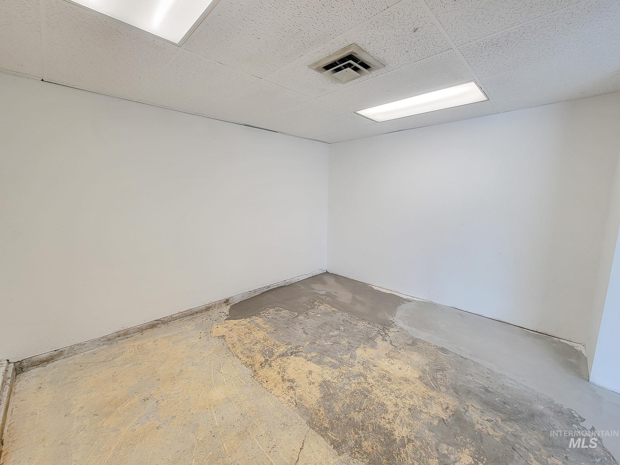 400 Diagonal Property Photo 6