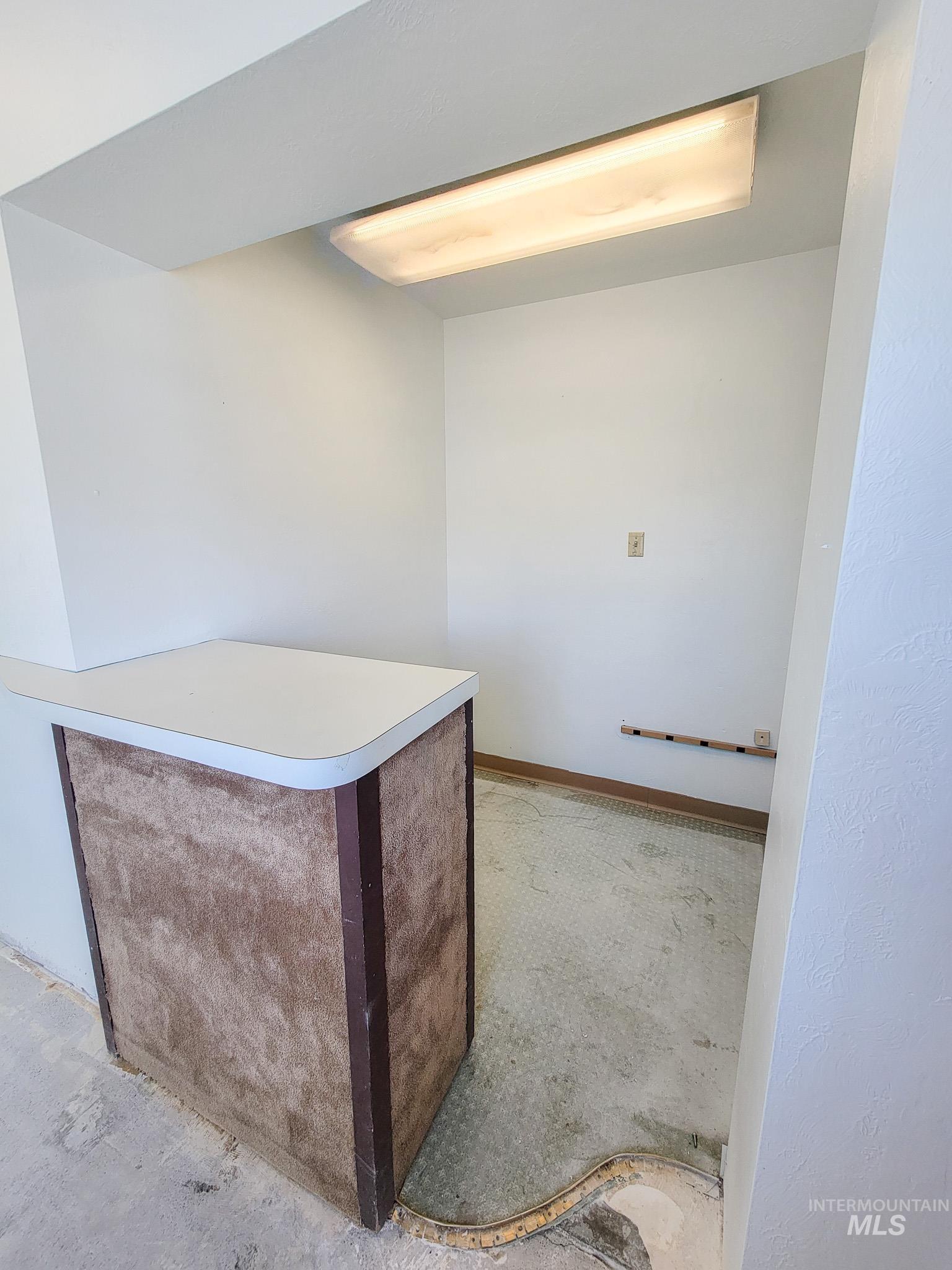 400 Diagonal Property Photo 11