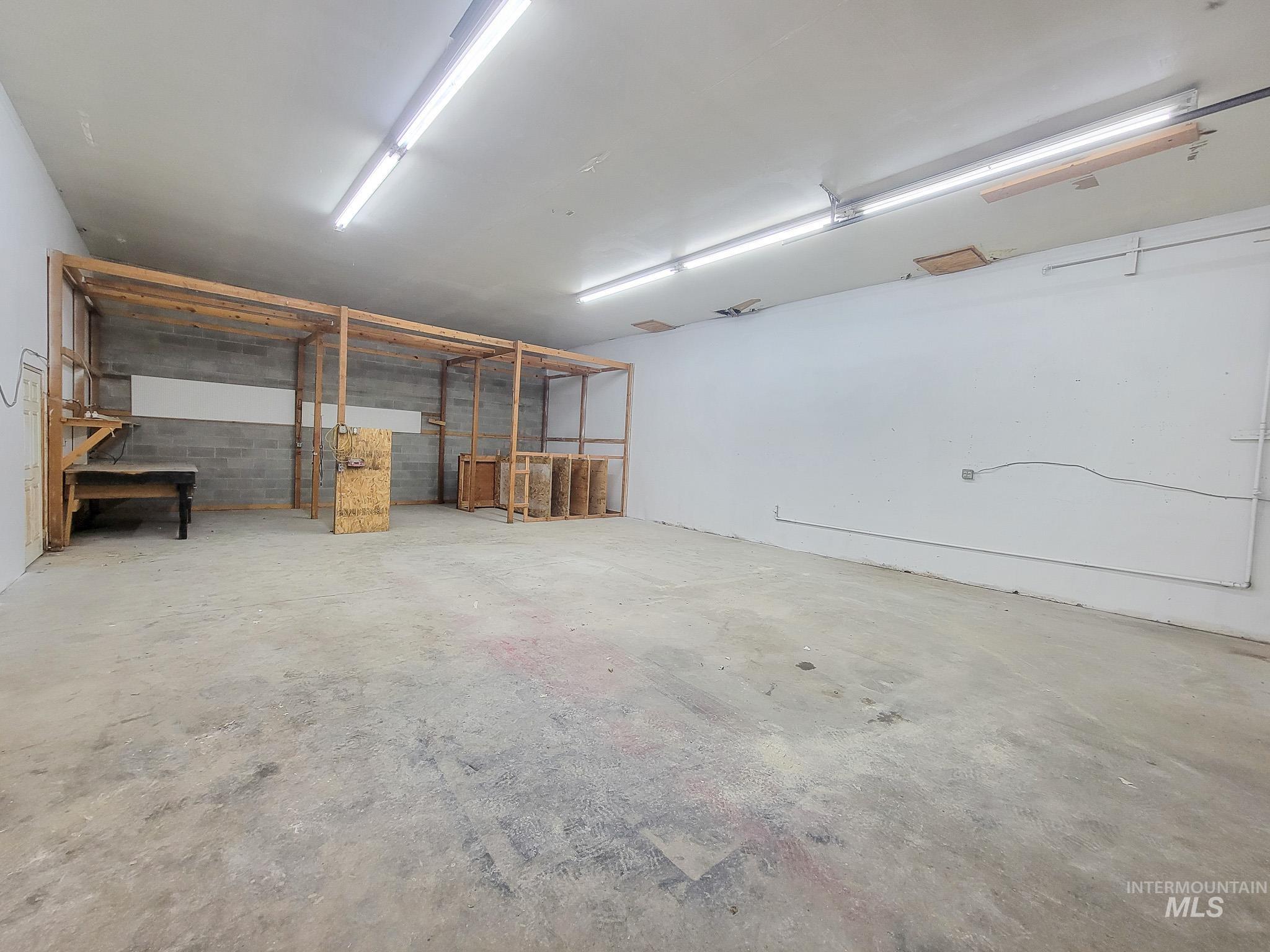 400 Diagonal Property Photo 13
