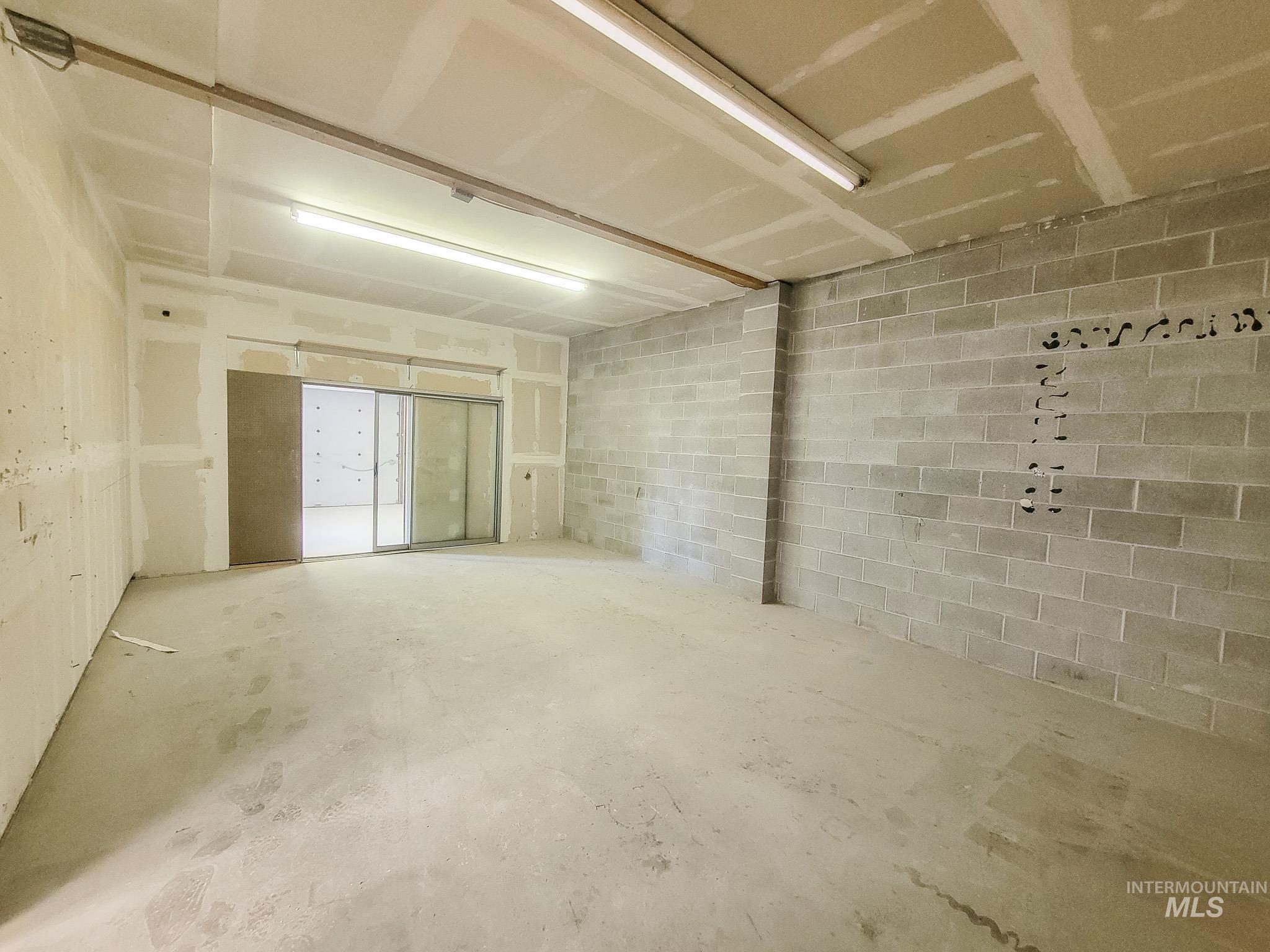 400 Diagonal Property Photo 14
