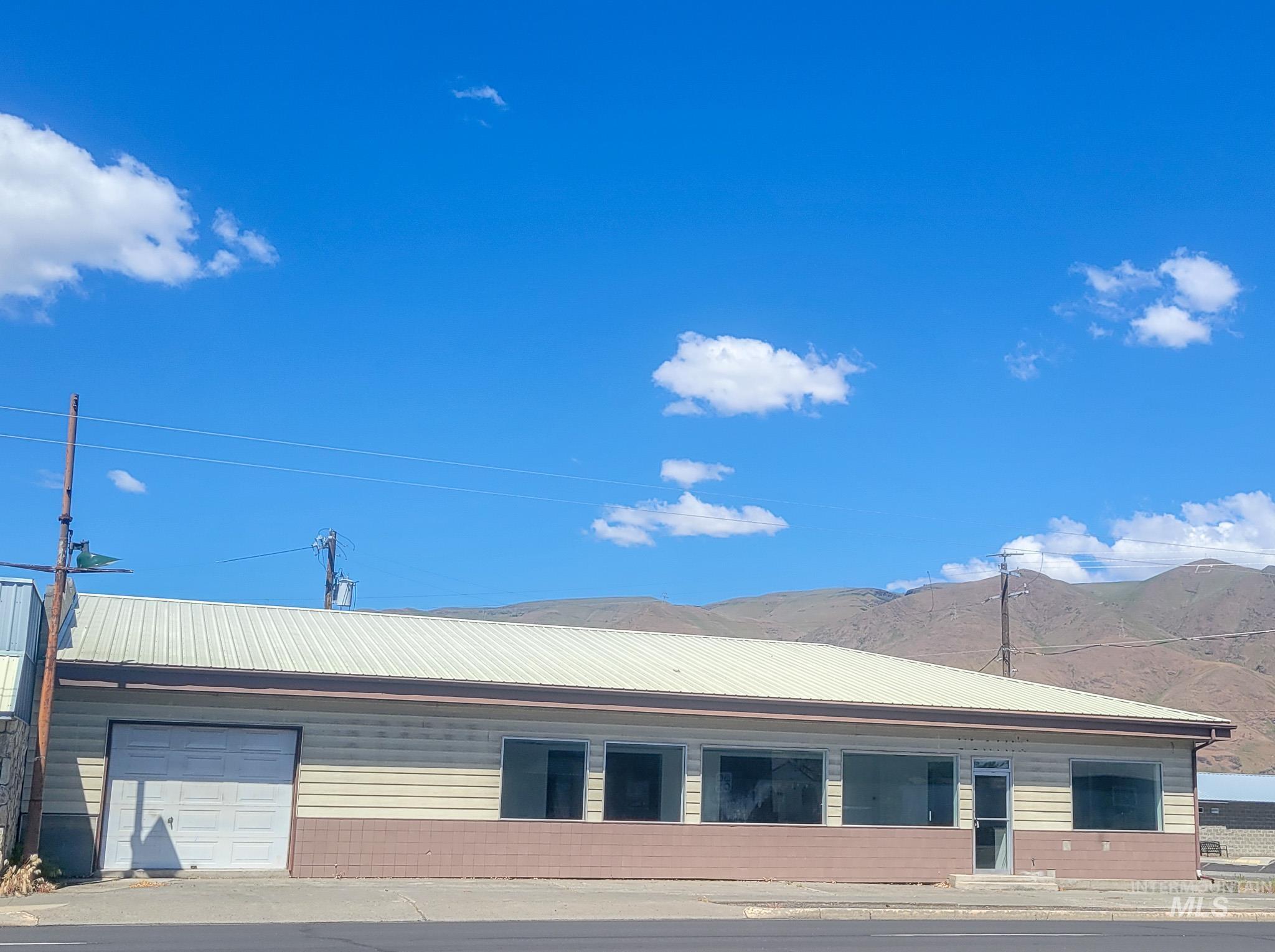 400 Diagonal Property Photo 18
