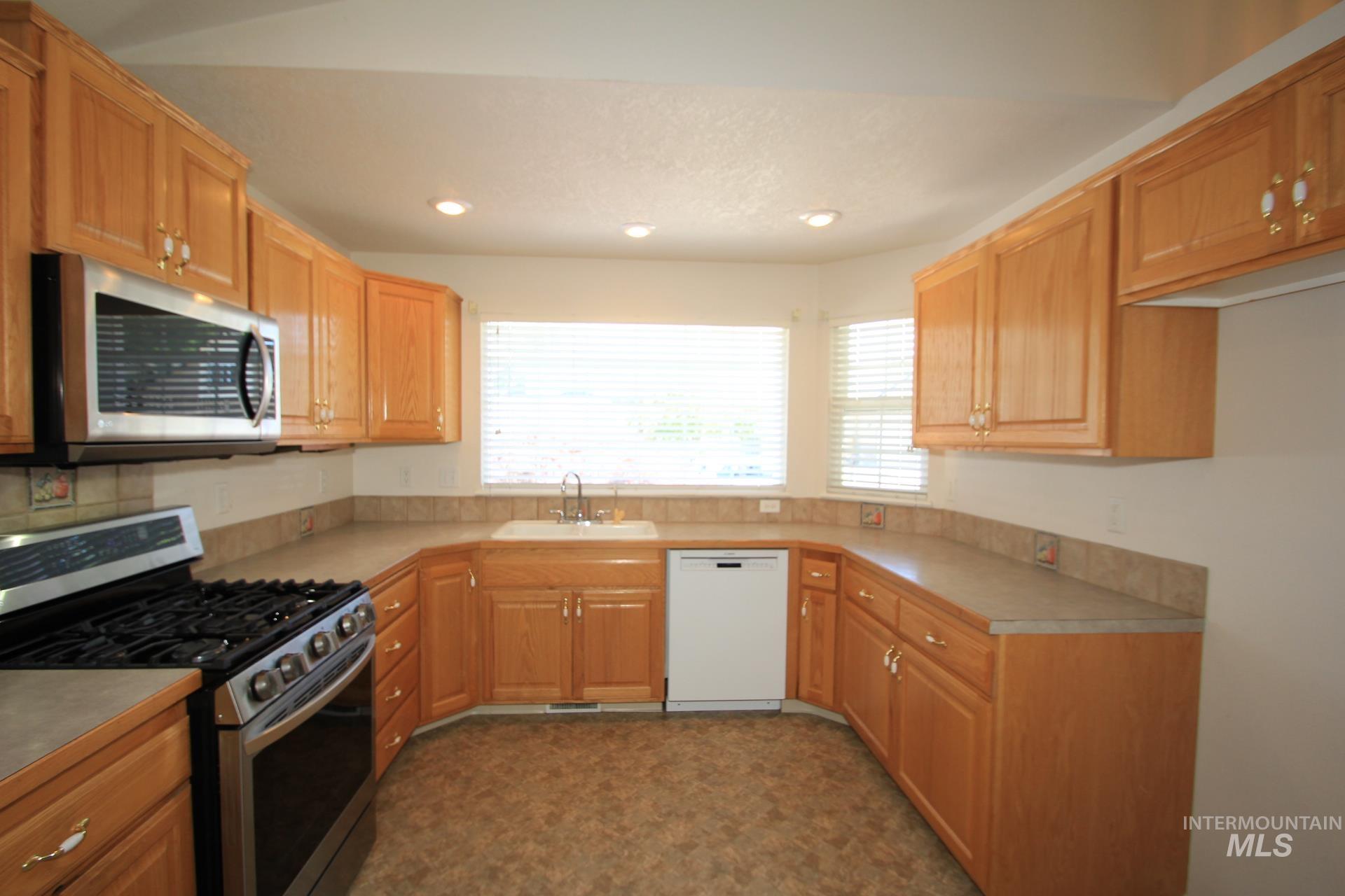 1859 N Highwood Ave Property Photo 7