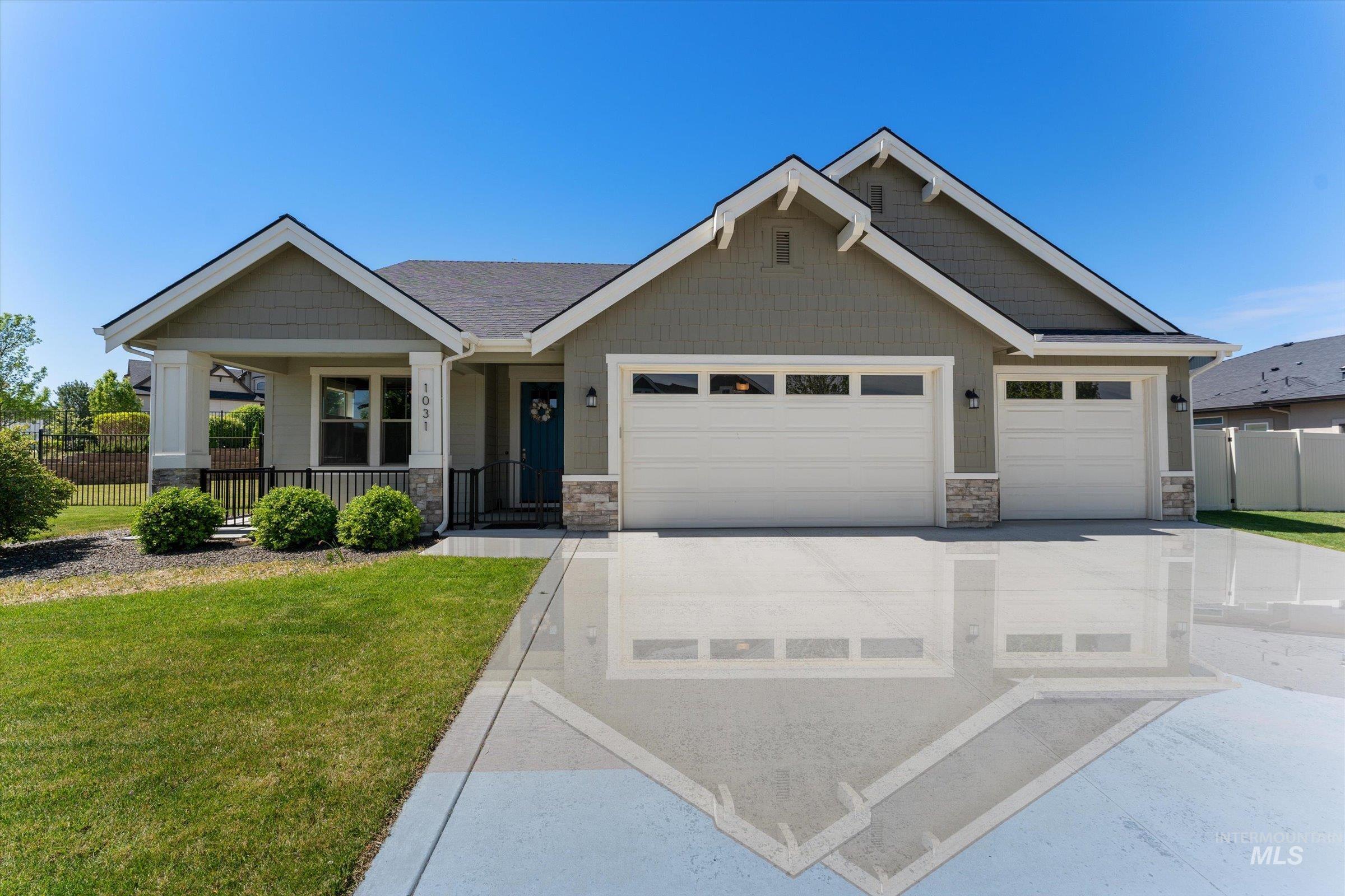 1031 E Reflect Ridge Drive Property Photo 2