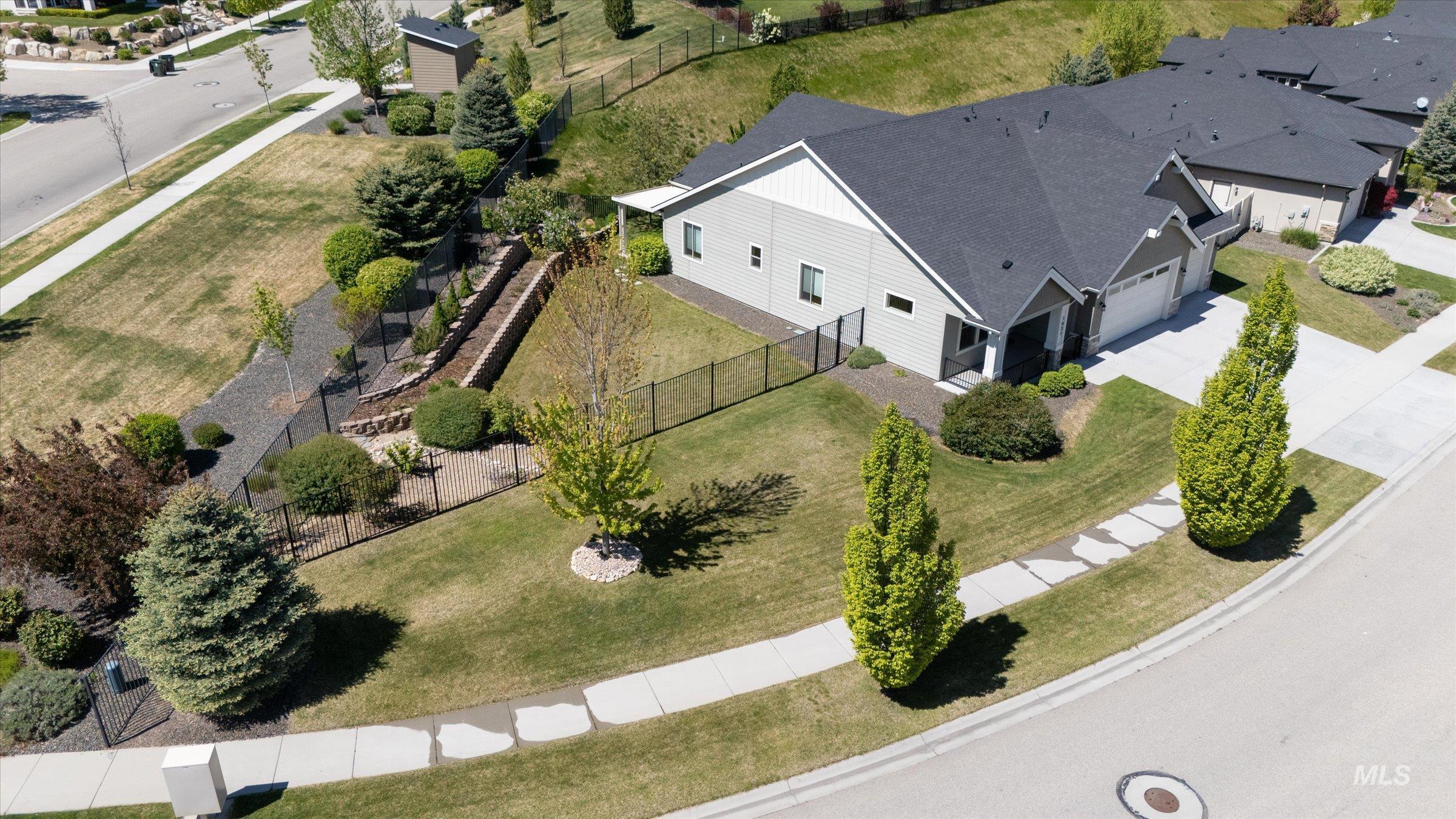 1031 E Reflect Ridge Drive Property Photo 3