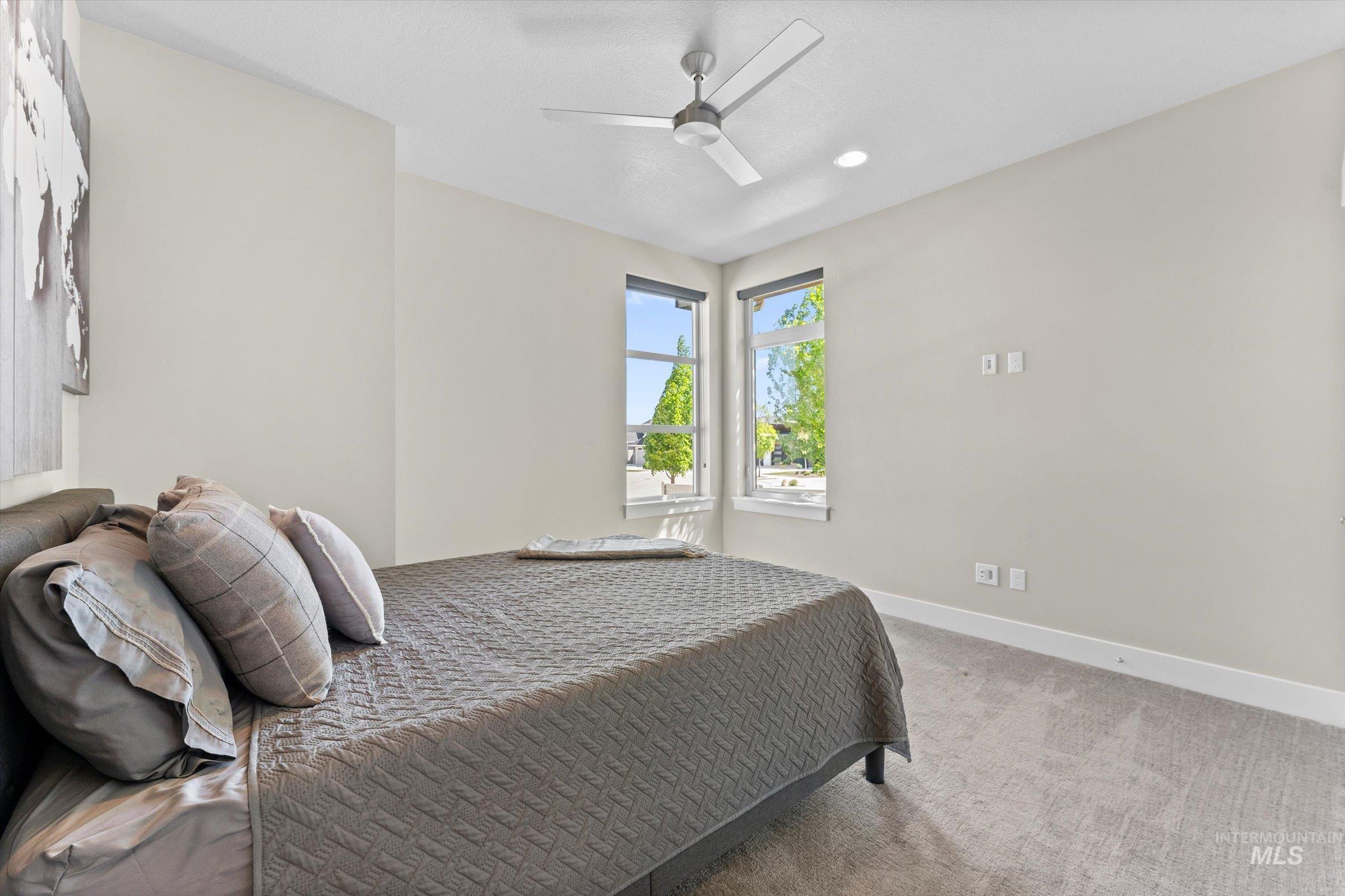 495 W Oak Springs Dr Property Photo 4