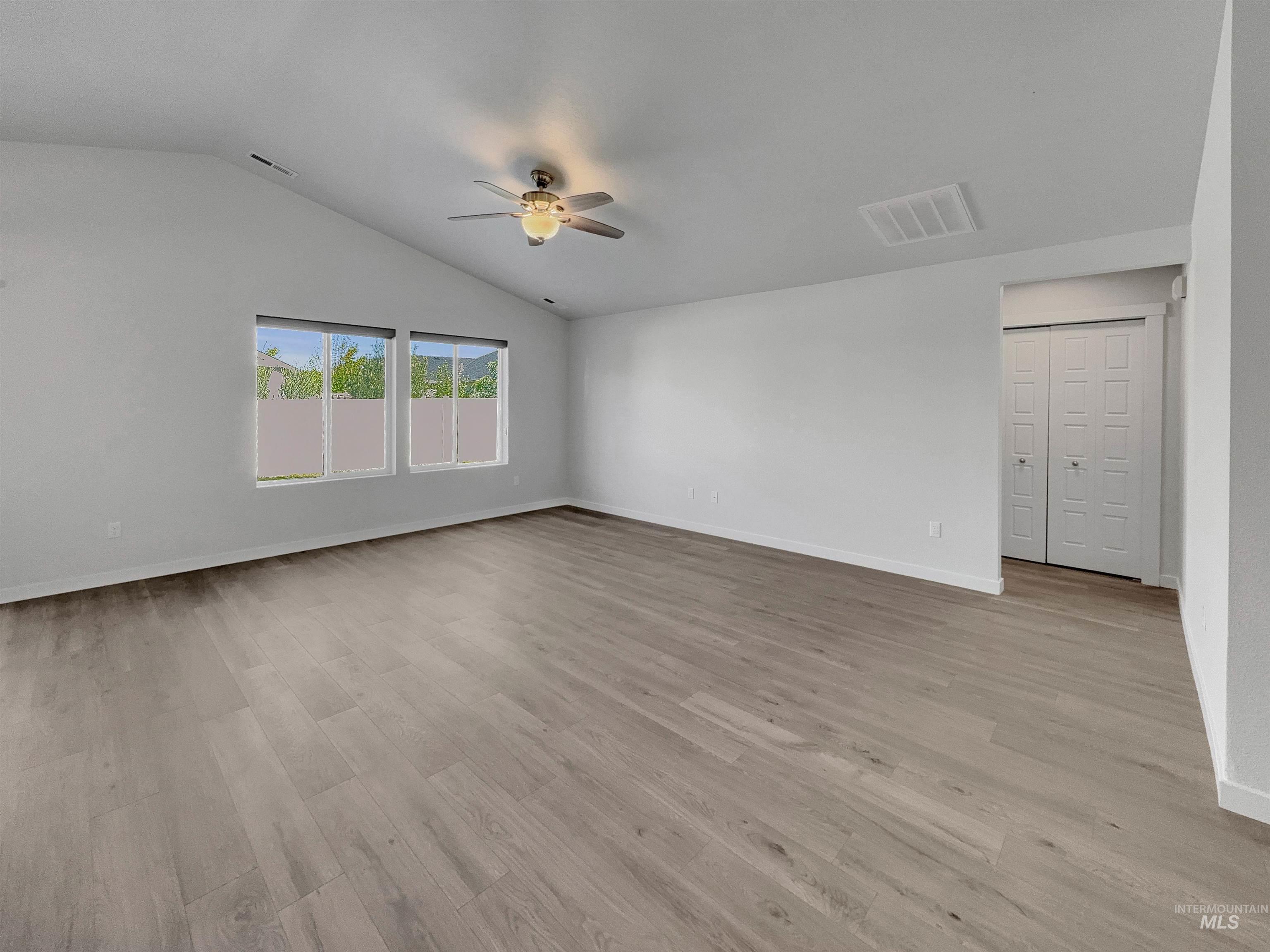 5394 N Elmstone Ave Property Photo 9