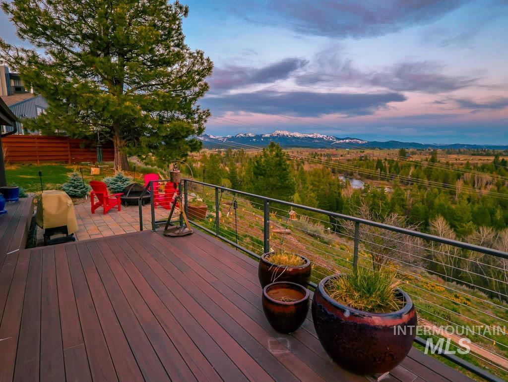 986 Valley Rim Road Property Photo 1