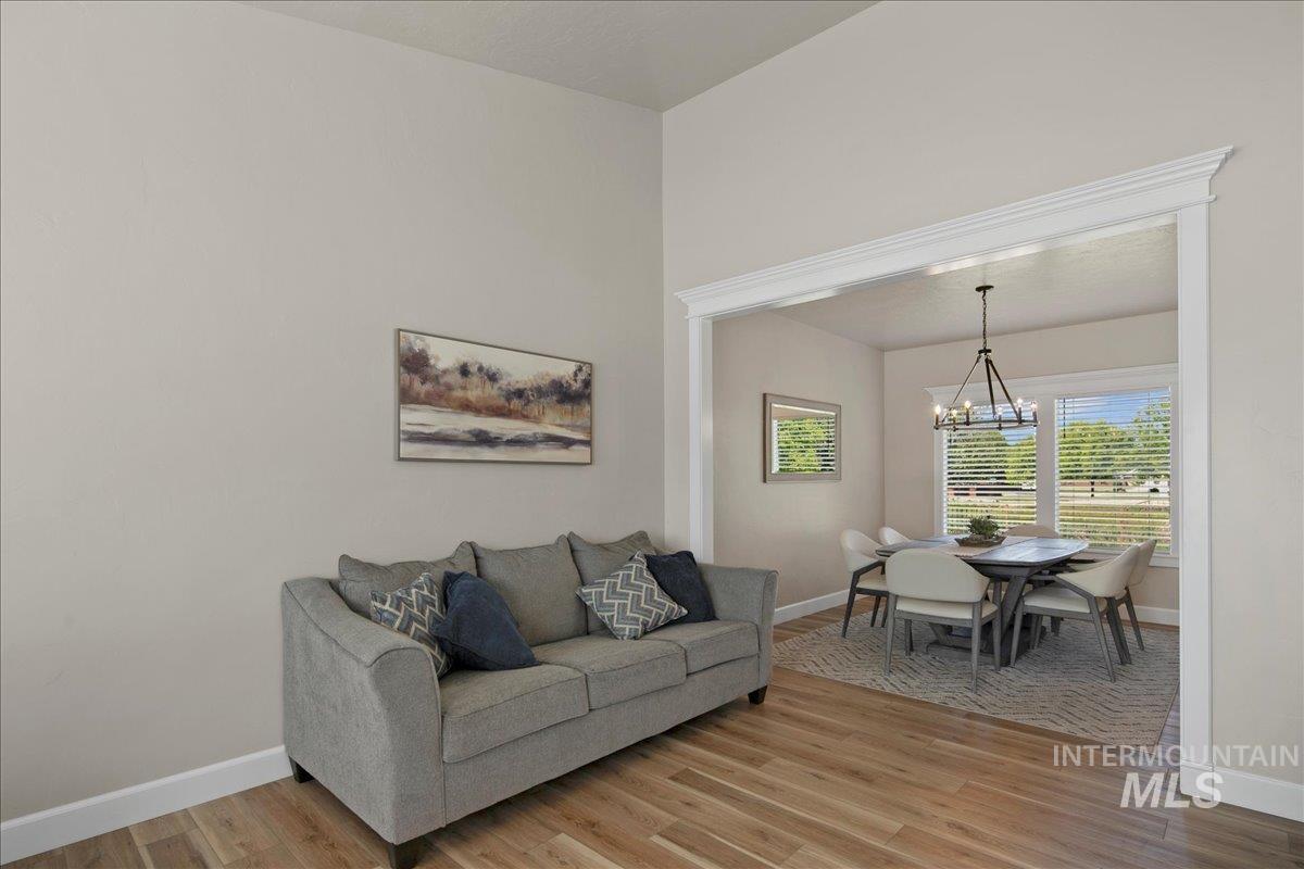 581 N Devon Pl Property Photo 4