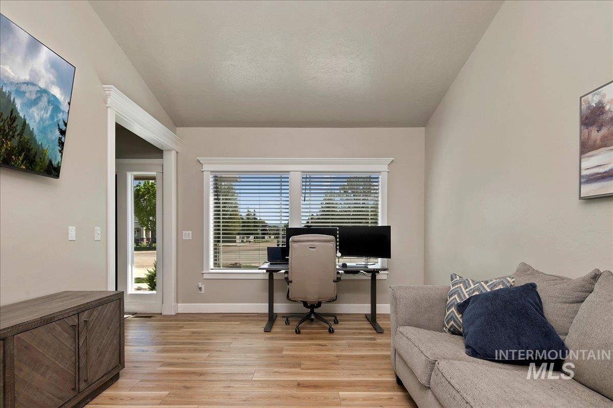 581 N Devon Pl Property Photo 6