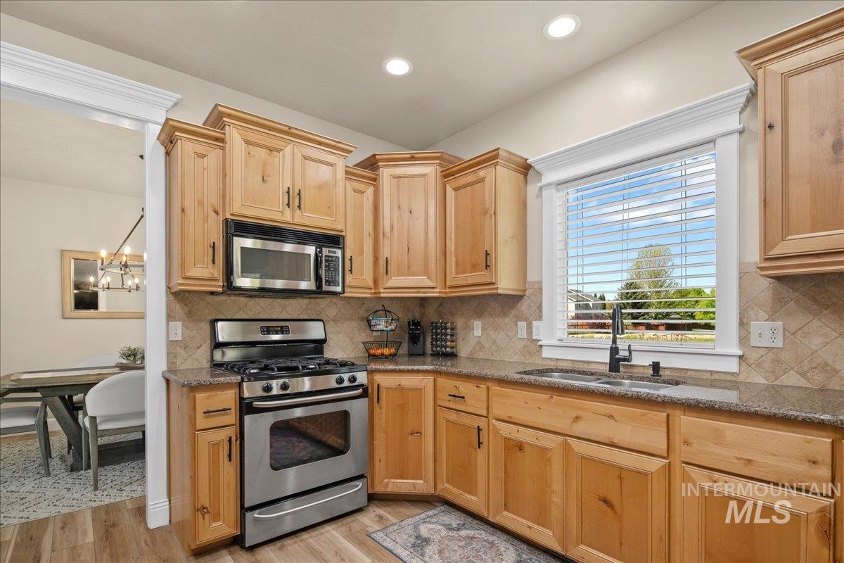 581 N Devon Pl Property Photo 9