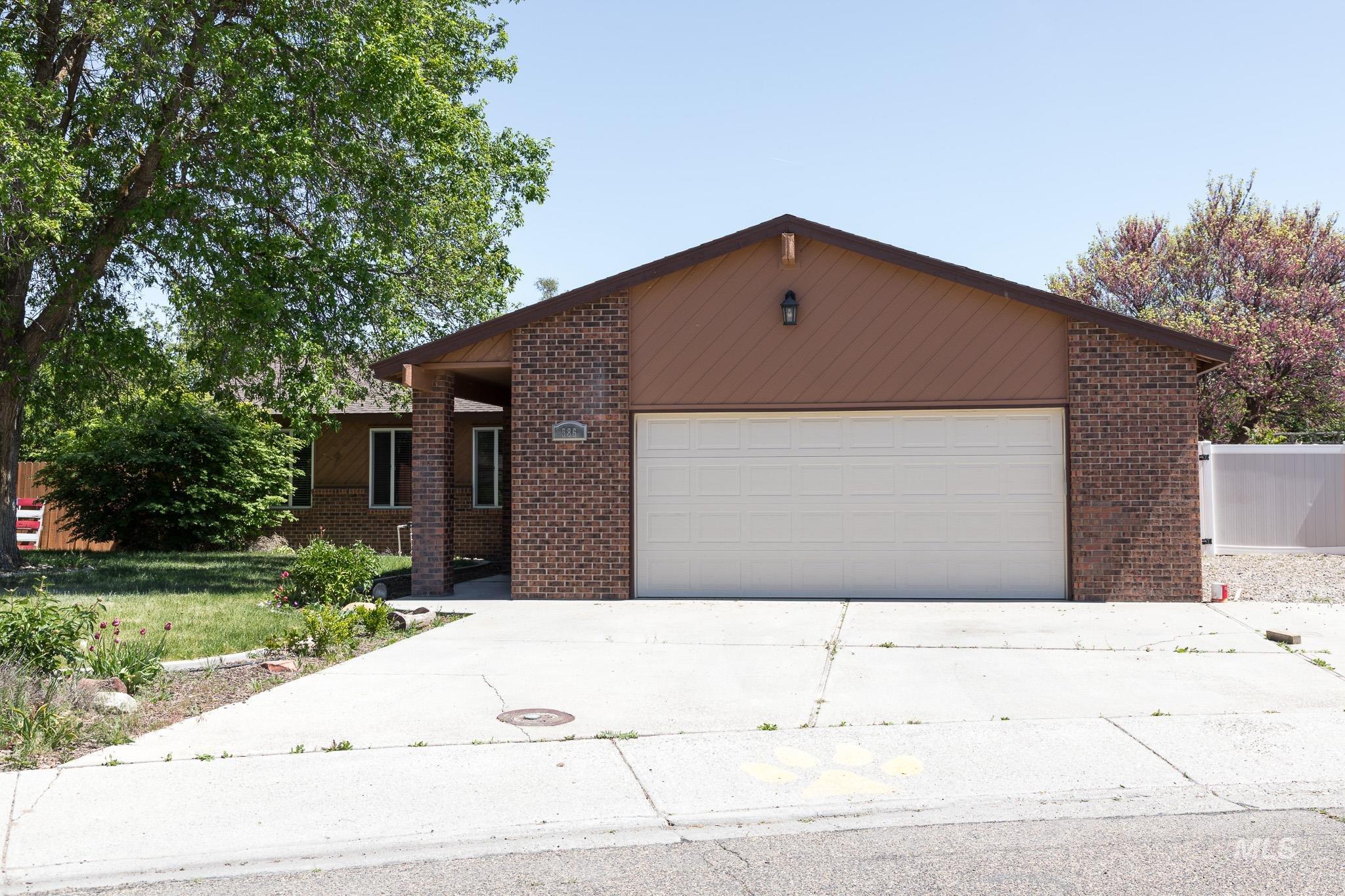 586 NW 18th Street Property Photo 1