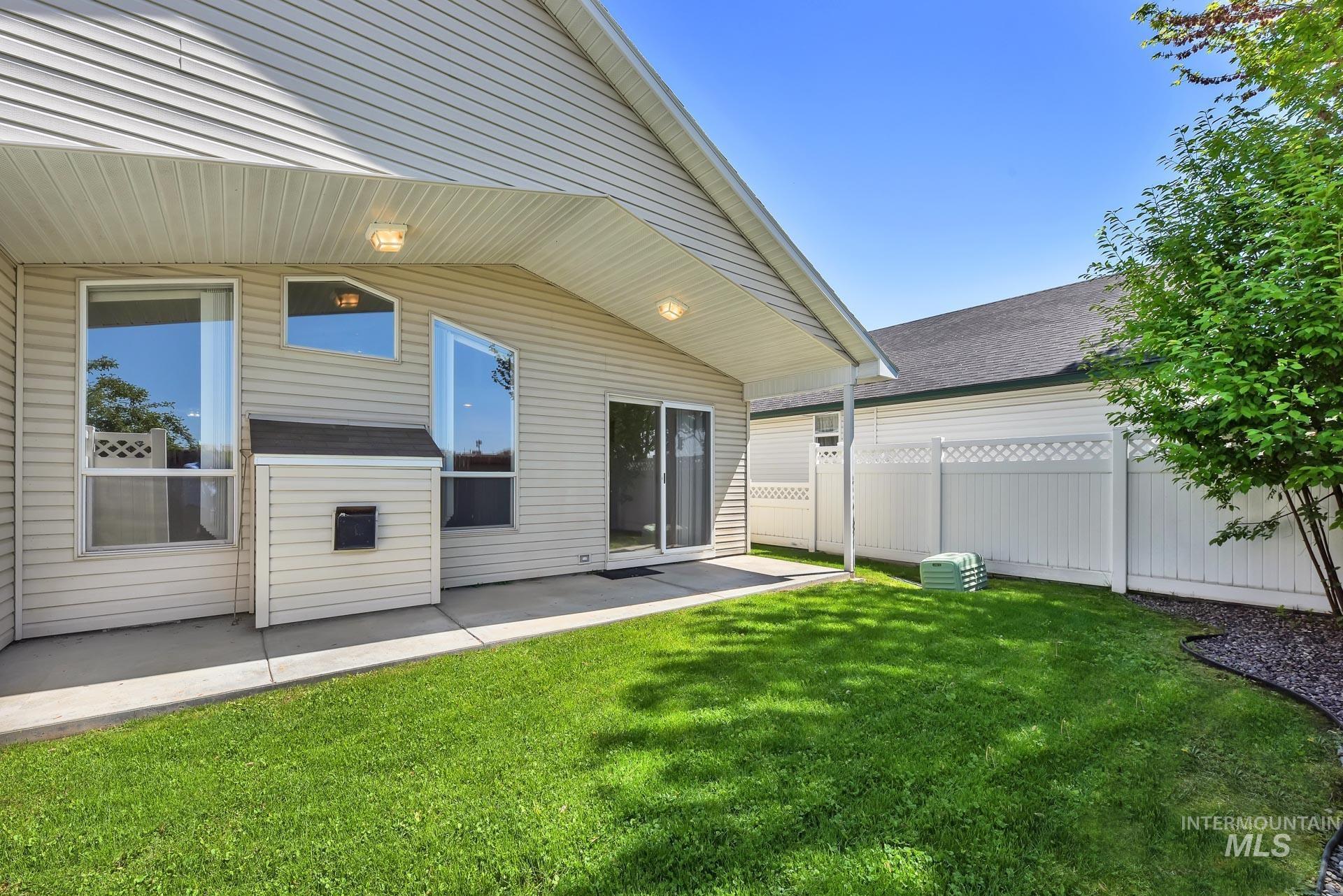 227 E Spinosa Dr Property Photo 2