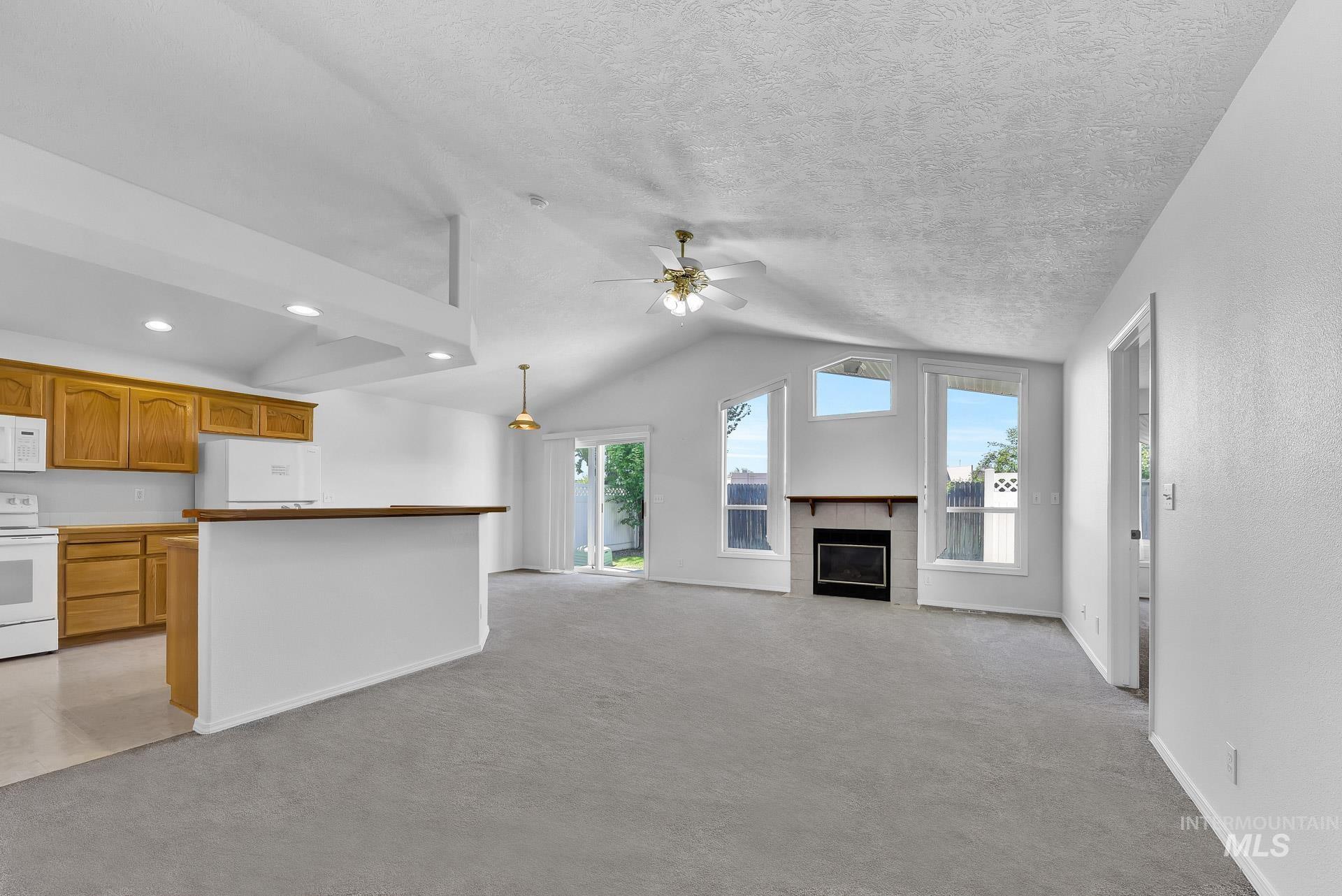 227 E Spinosa Dr Property Photo 4