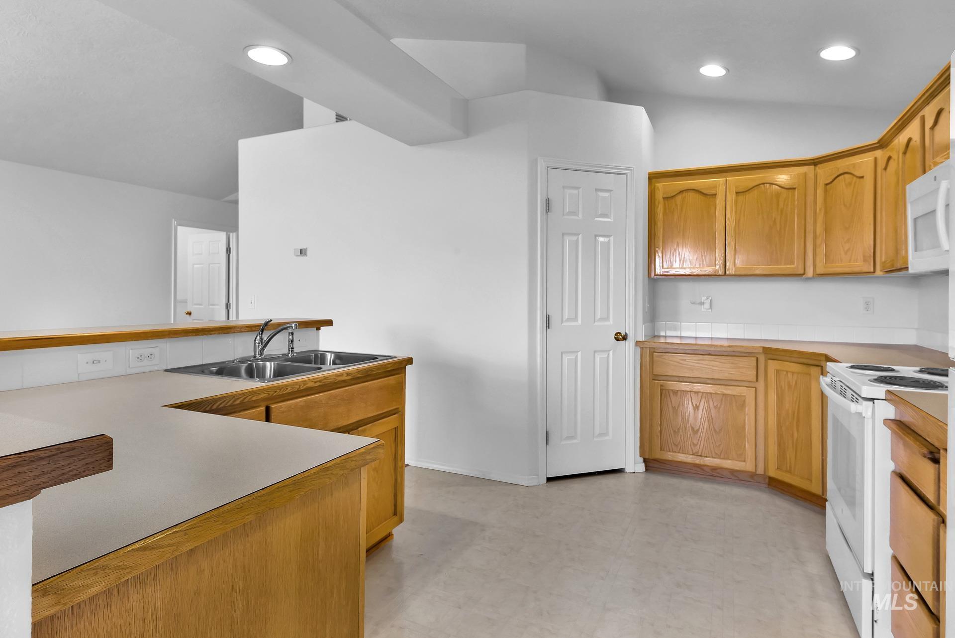 227 E Spinosa Dr Property Photo 6