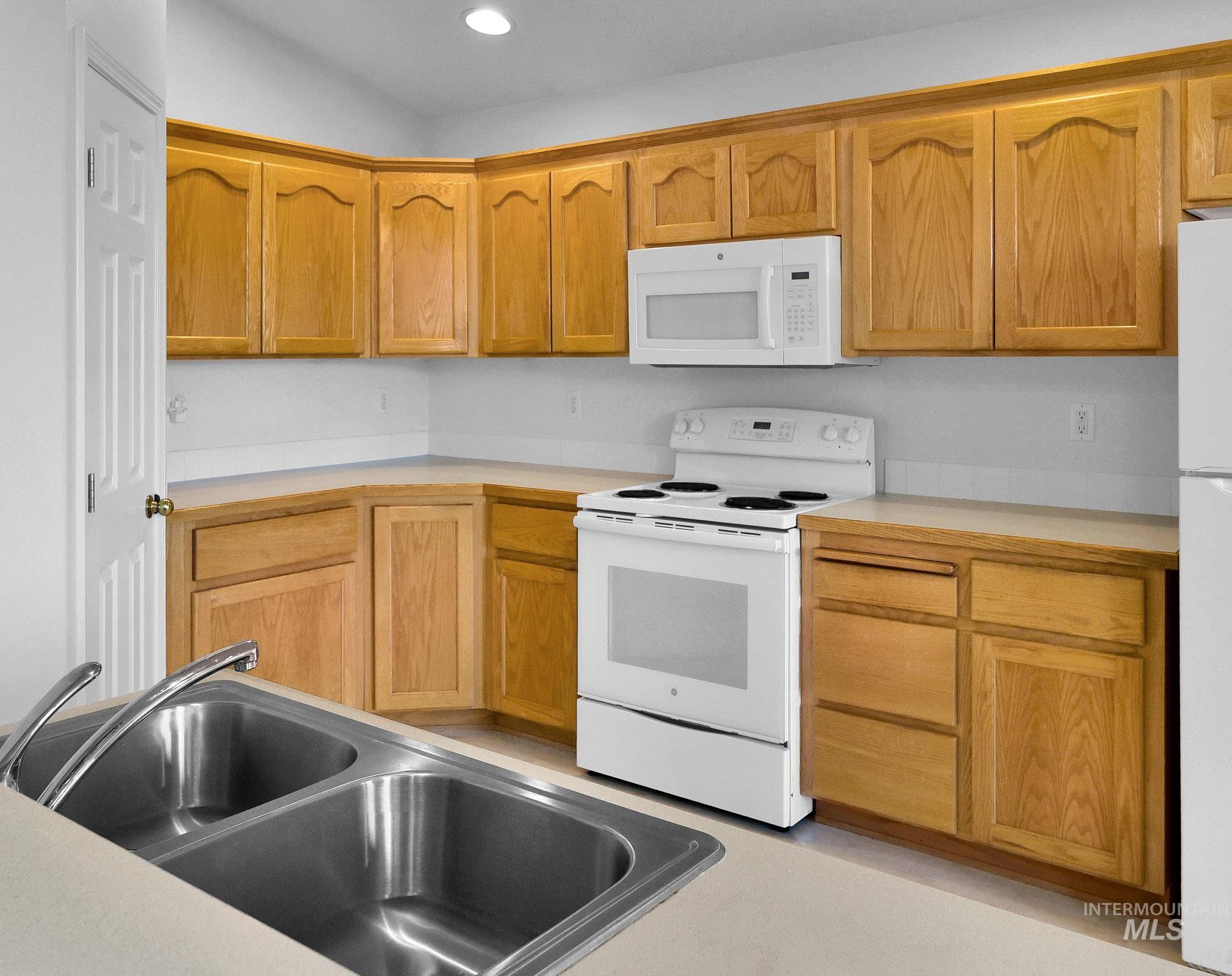 227 E Spinosa Dr Property Photo 7