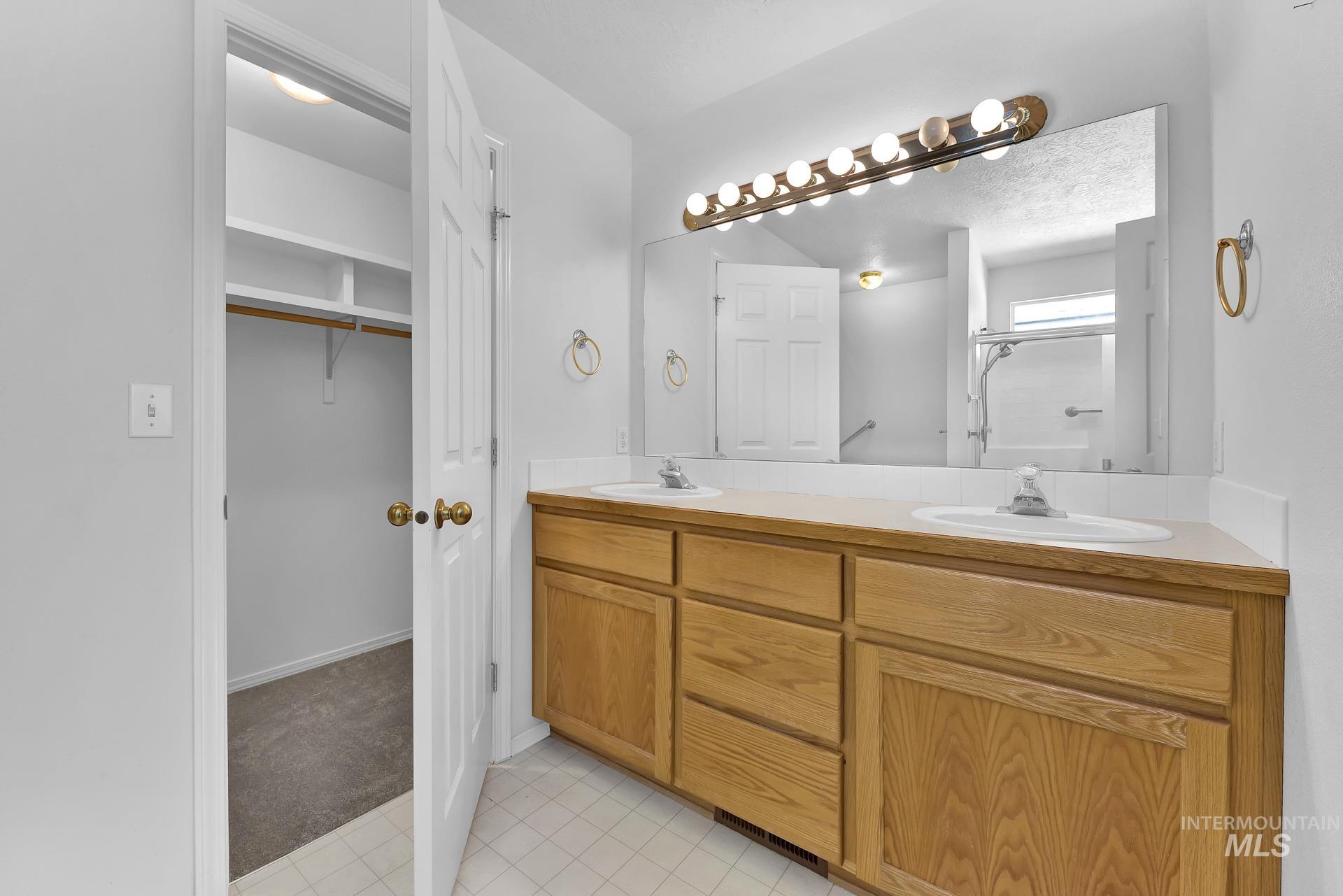 227 E Spinosa Dr Property Photo 18