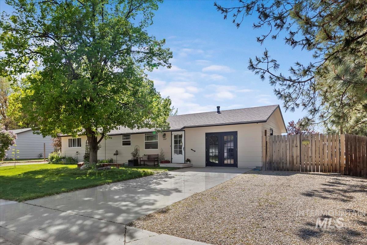 6687 S Santa Ana Ave Property Photo 3
