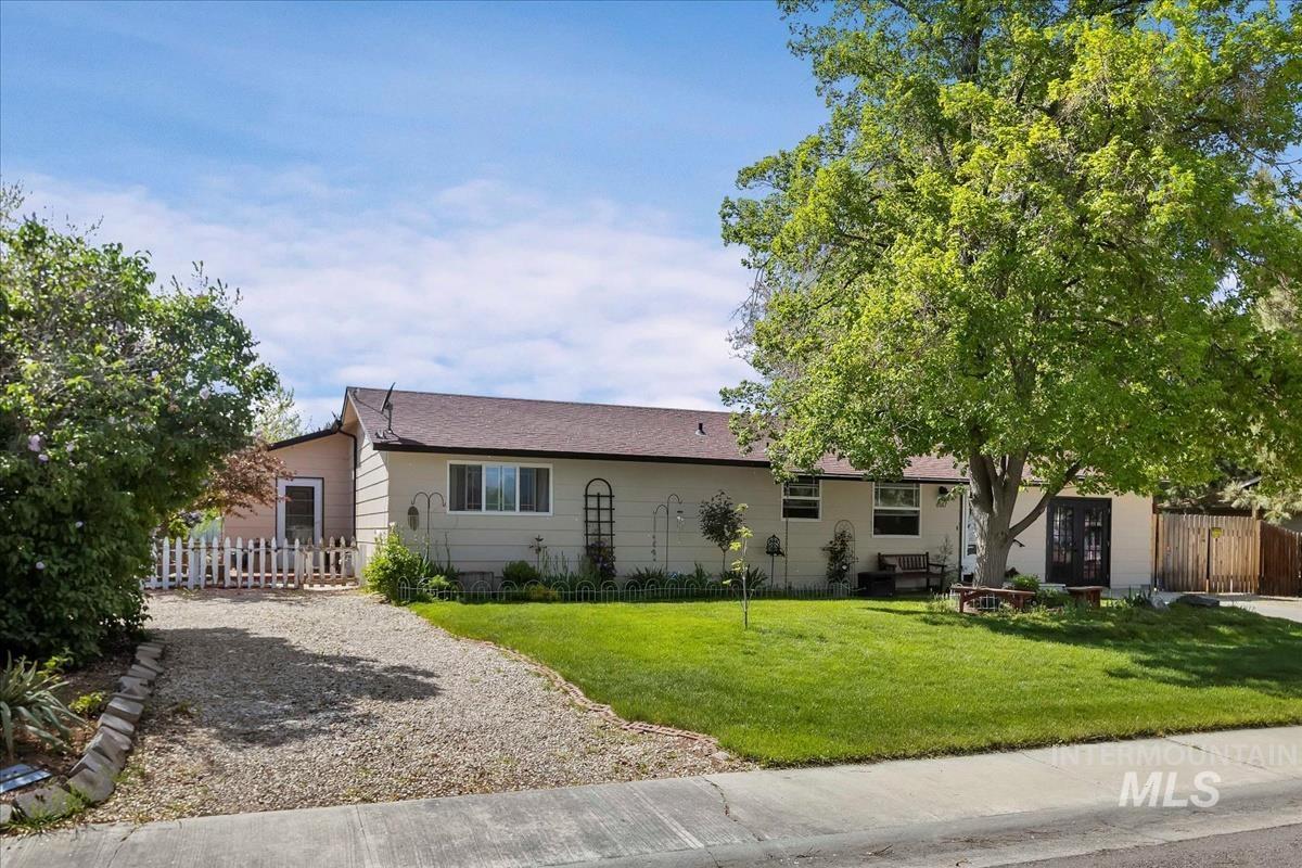 6687 S Santa Ana Ave Property Photo 4