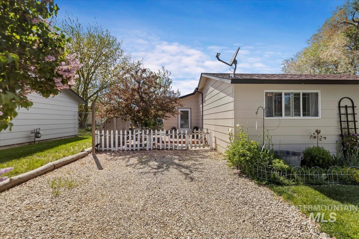 6687 S Santa Ana Ave Property Photo 6