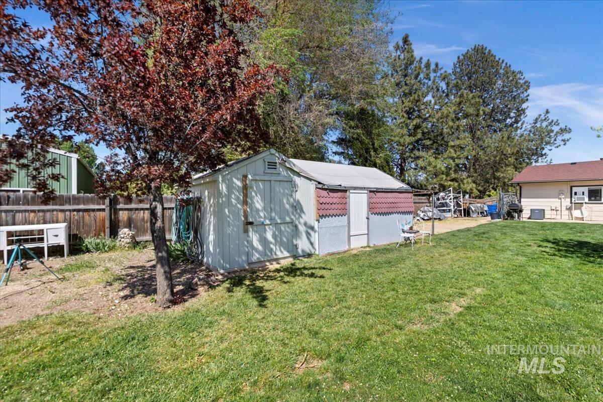 6687 S Santa Ana Ave Property Photo 20
