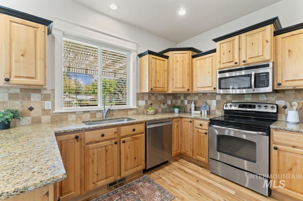 1068 E Carter Street Property Photo 14
