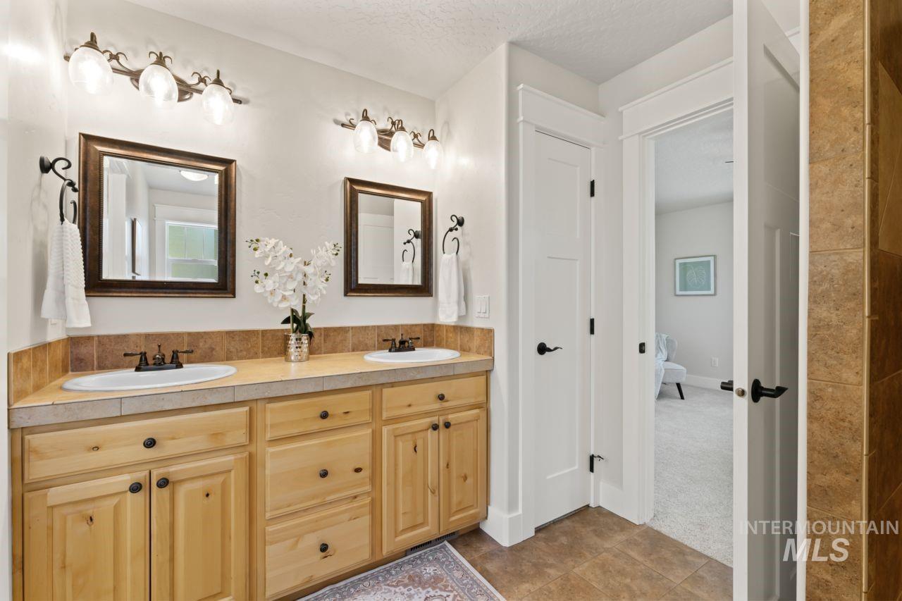 1068 E Carter Street Property Photo 27