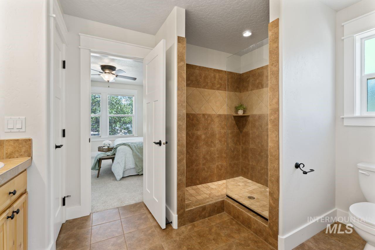 1068 E Carter Street Property Photo 28