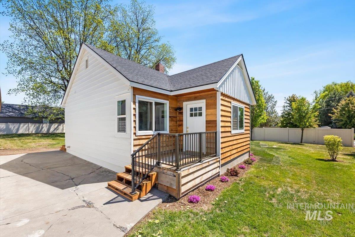 2705 Airport Ave Property Photo