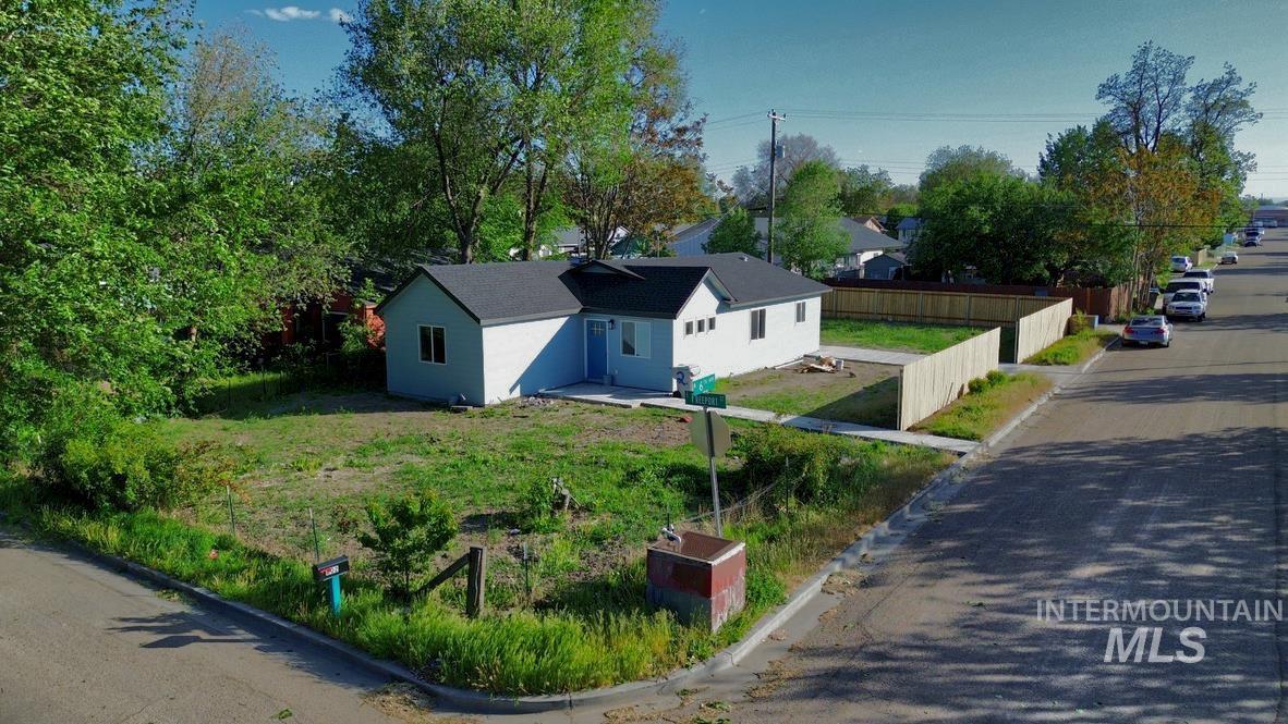 602 E Freeport St Property Photo 3