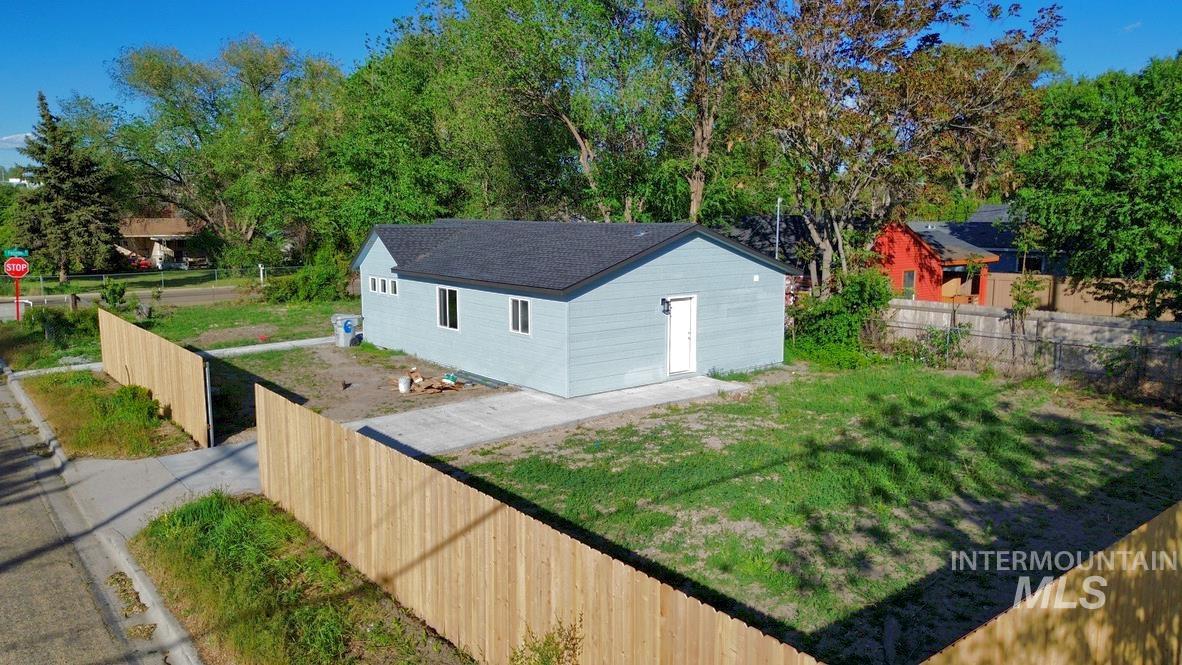 602 E Freeport St Property Photo 5