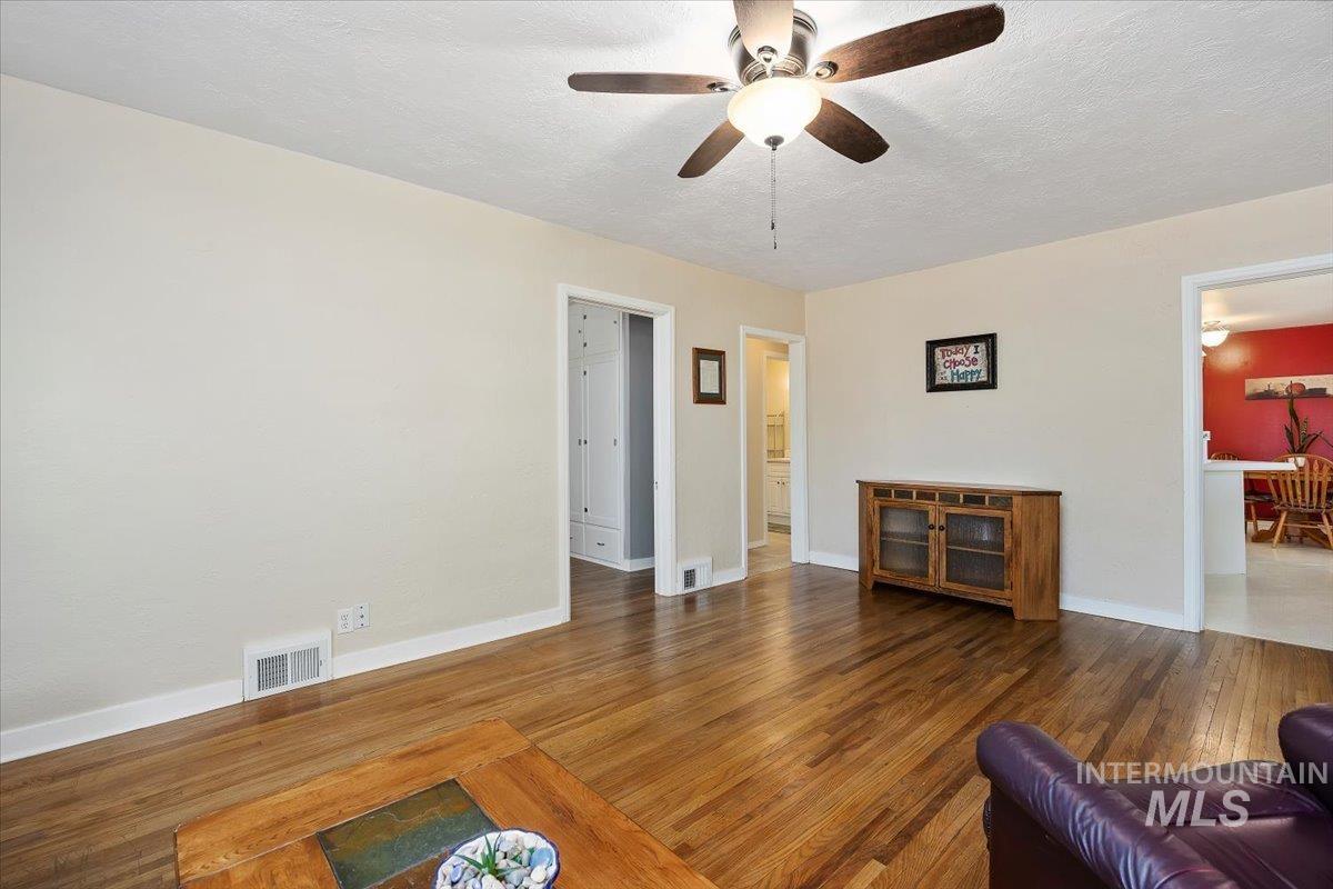512 Broadway Ave North Property Photo 5