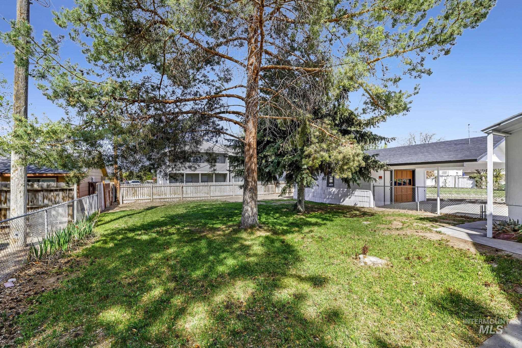 655 Quincy St Property Photo 4
