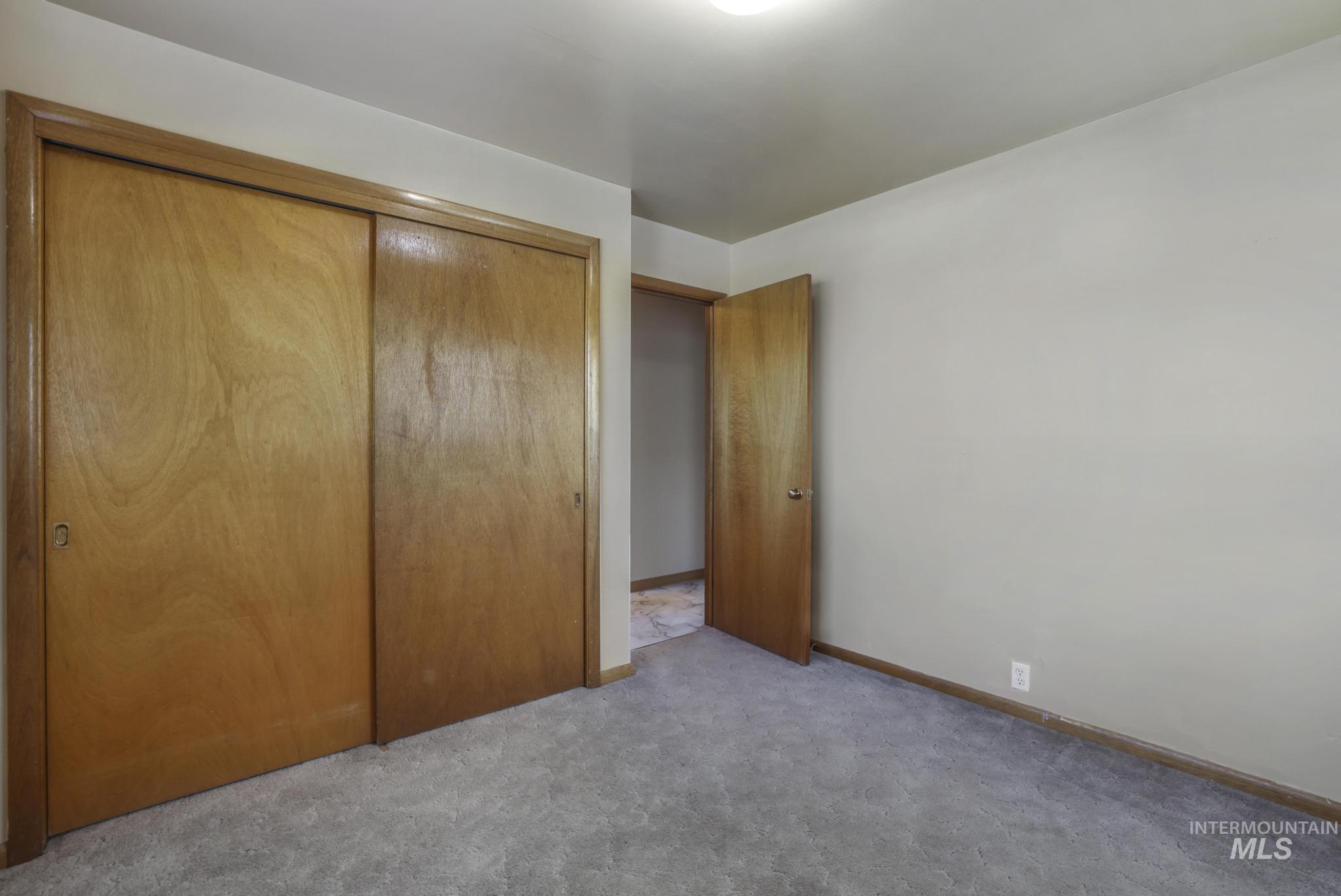 325 Center St E Property Photo 19
