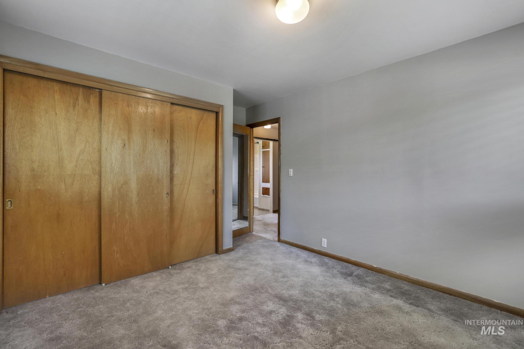 325 Center St E Property Photo 21