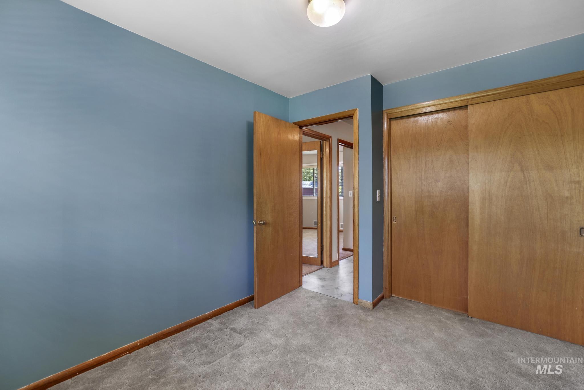 325 Center St E Property Photo 23