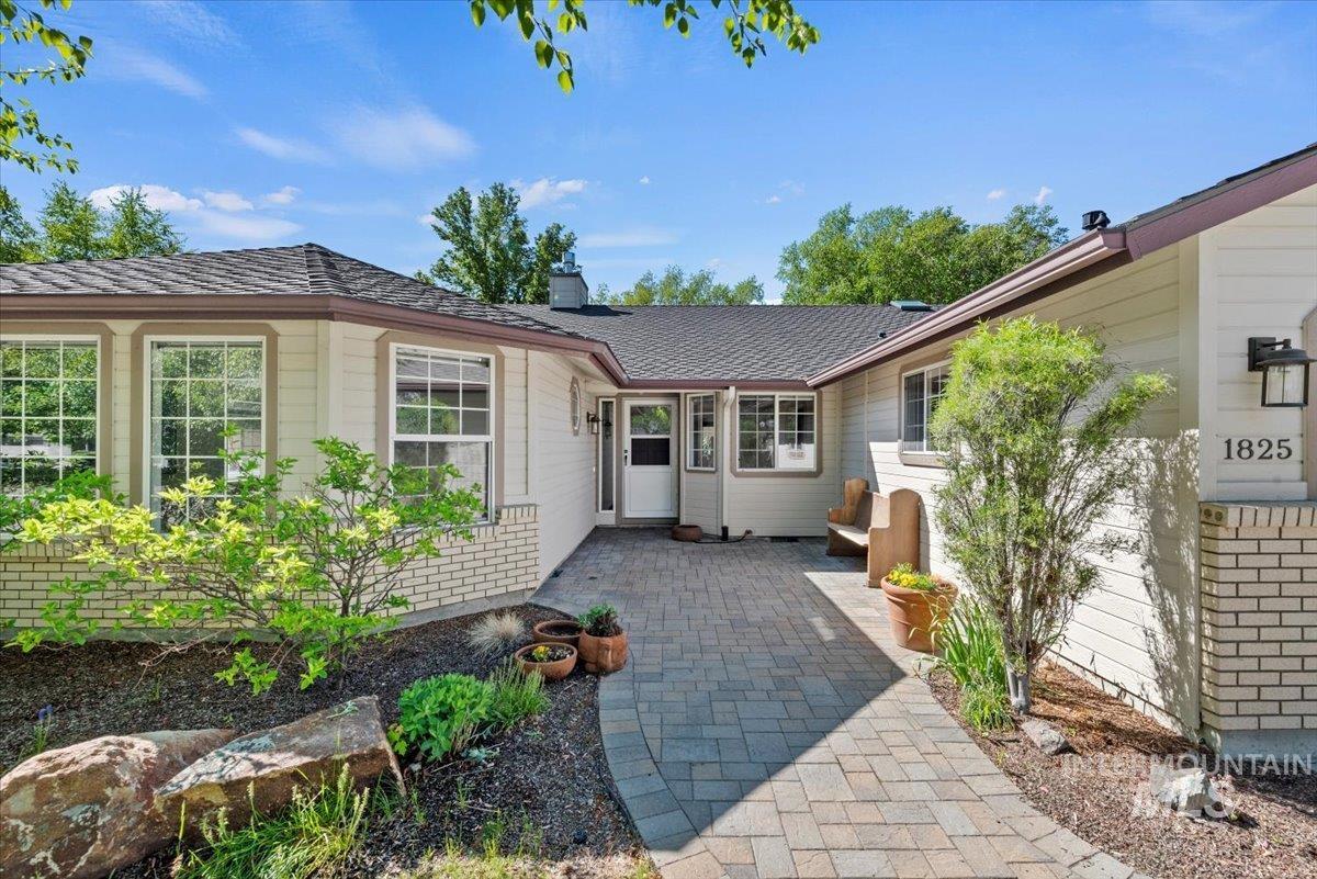 1825 E Seaside Ct. Property Photo 4