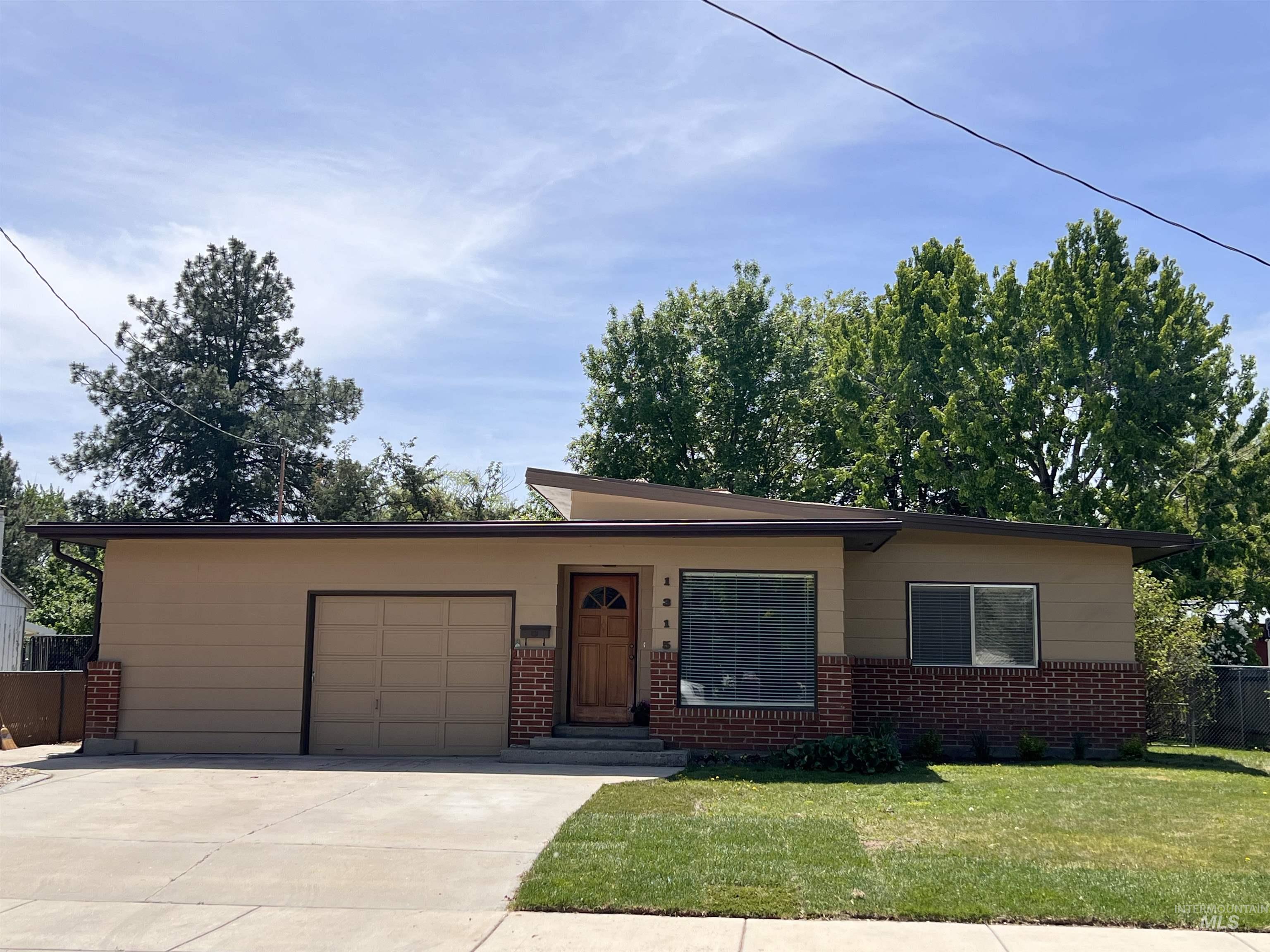 1315 W Howard Property Photo 1