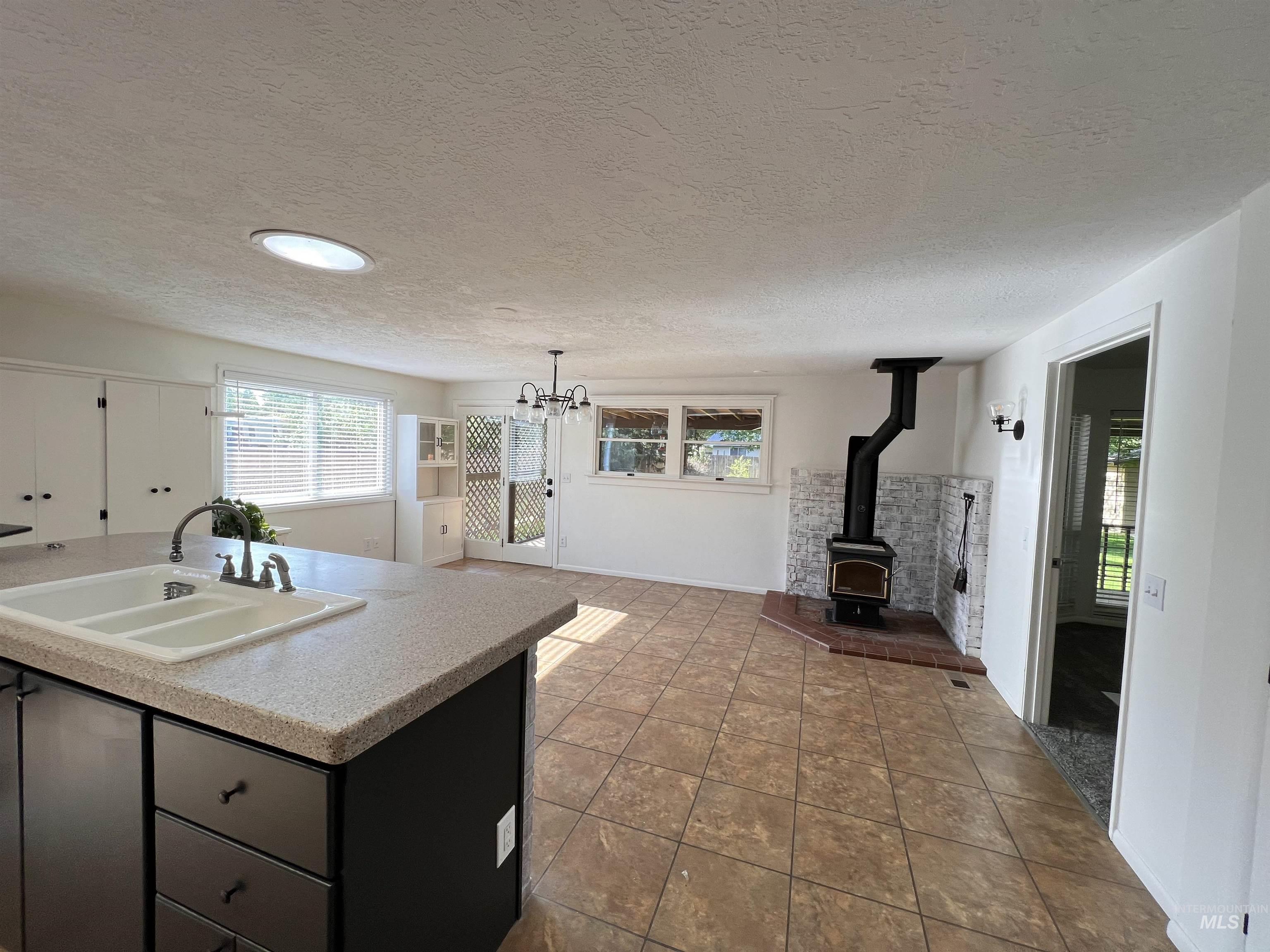 1315 W Howard Property Photo 3