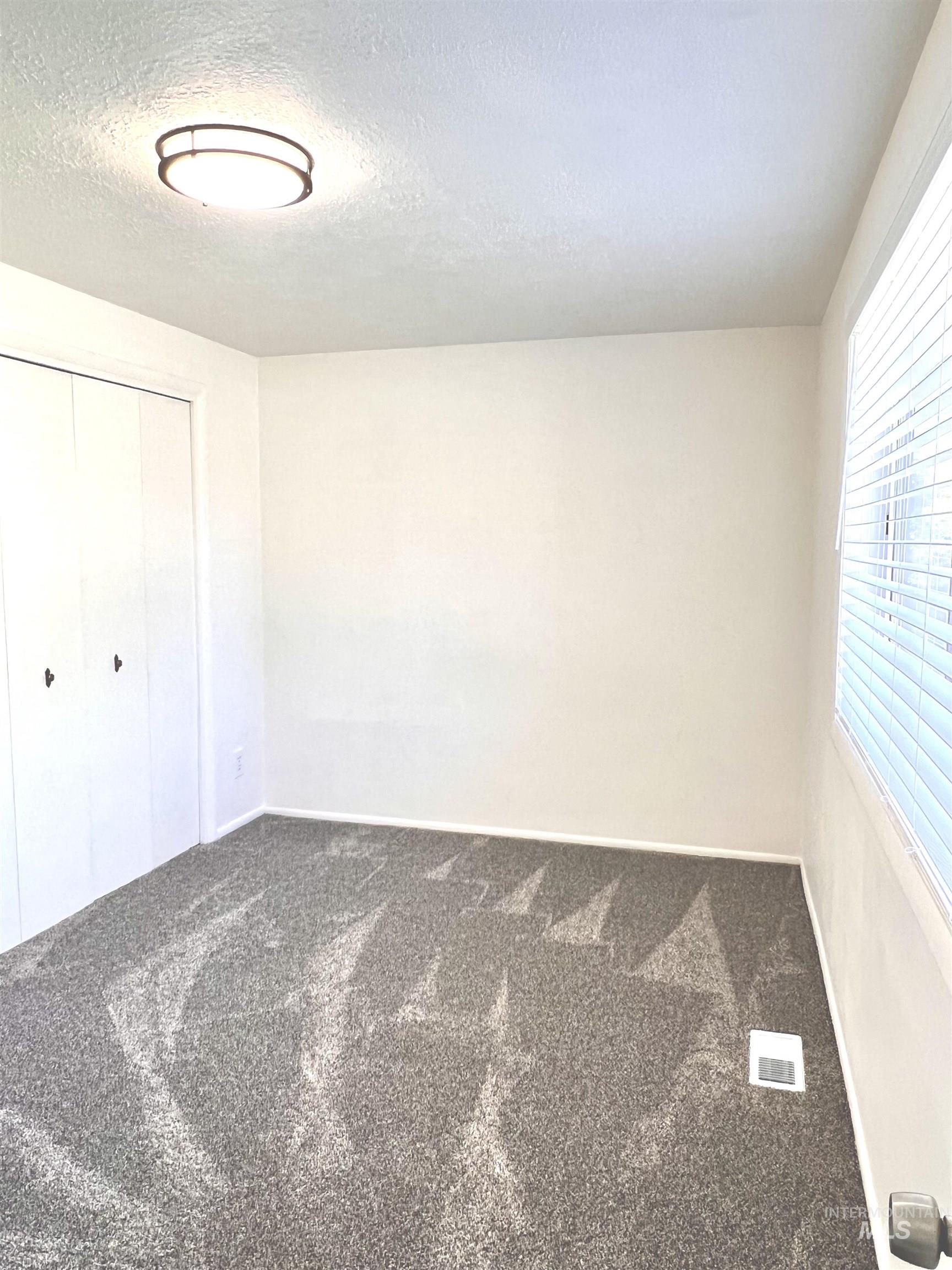 1315 W Howard Property Photo 9