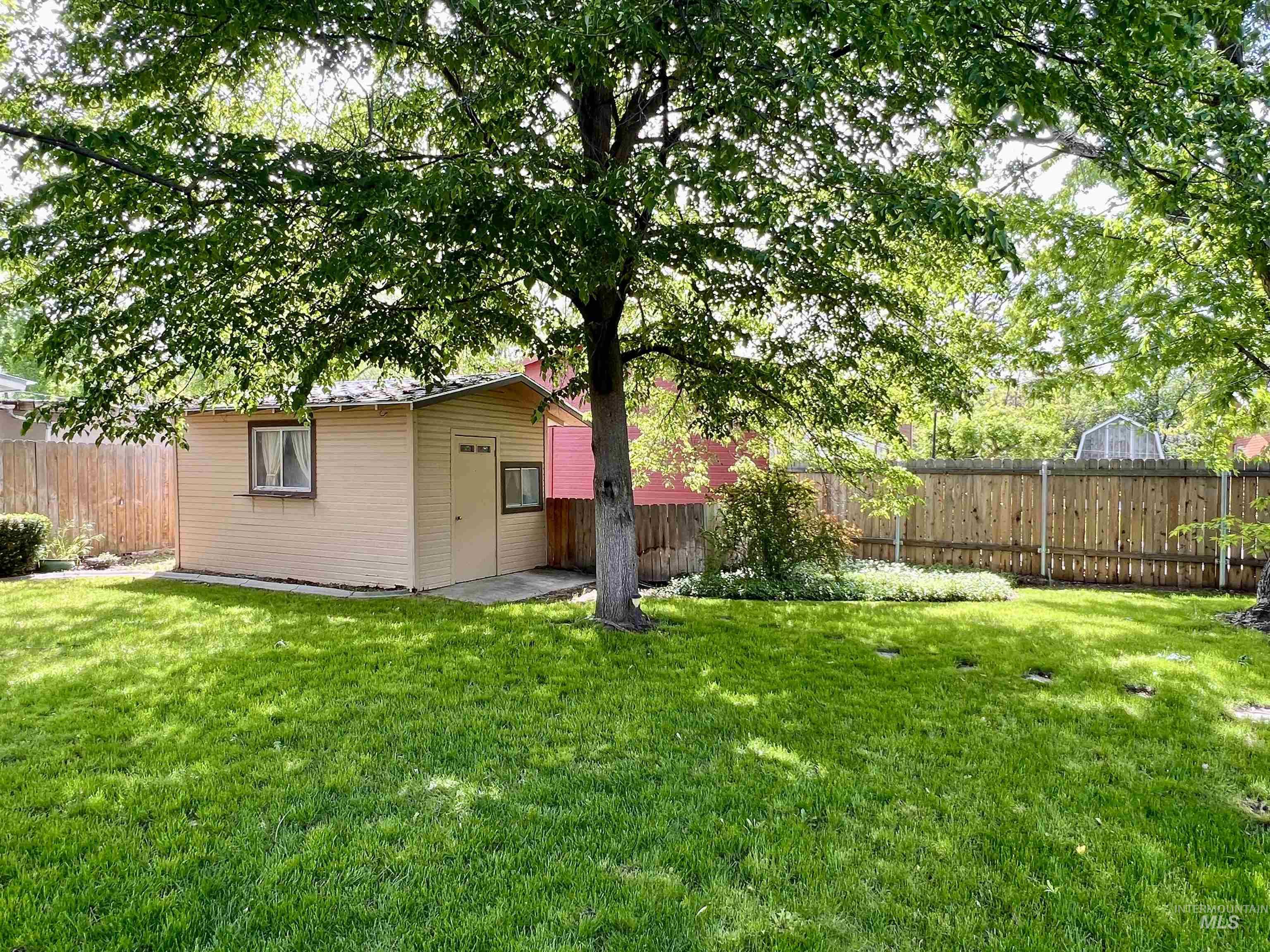 1315 W Howard Property Photo 12