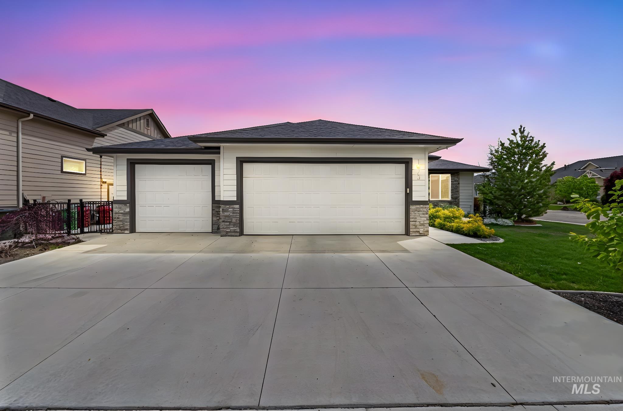 1073 W Smoky Quartz Street Property Photo
