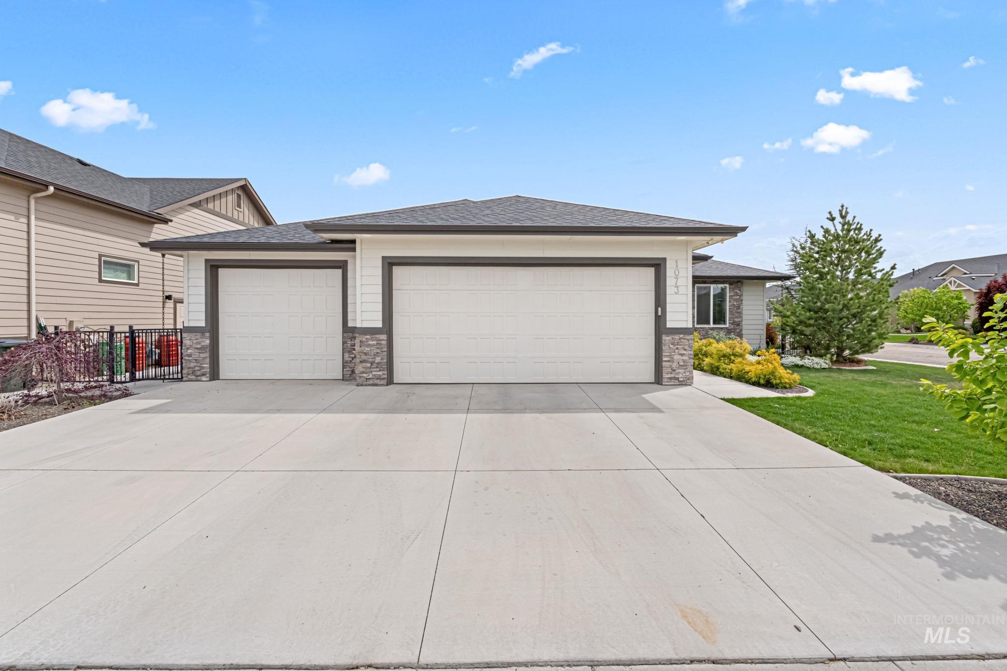 1073 W Smoky Quartz Street Property Photo 2