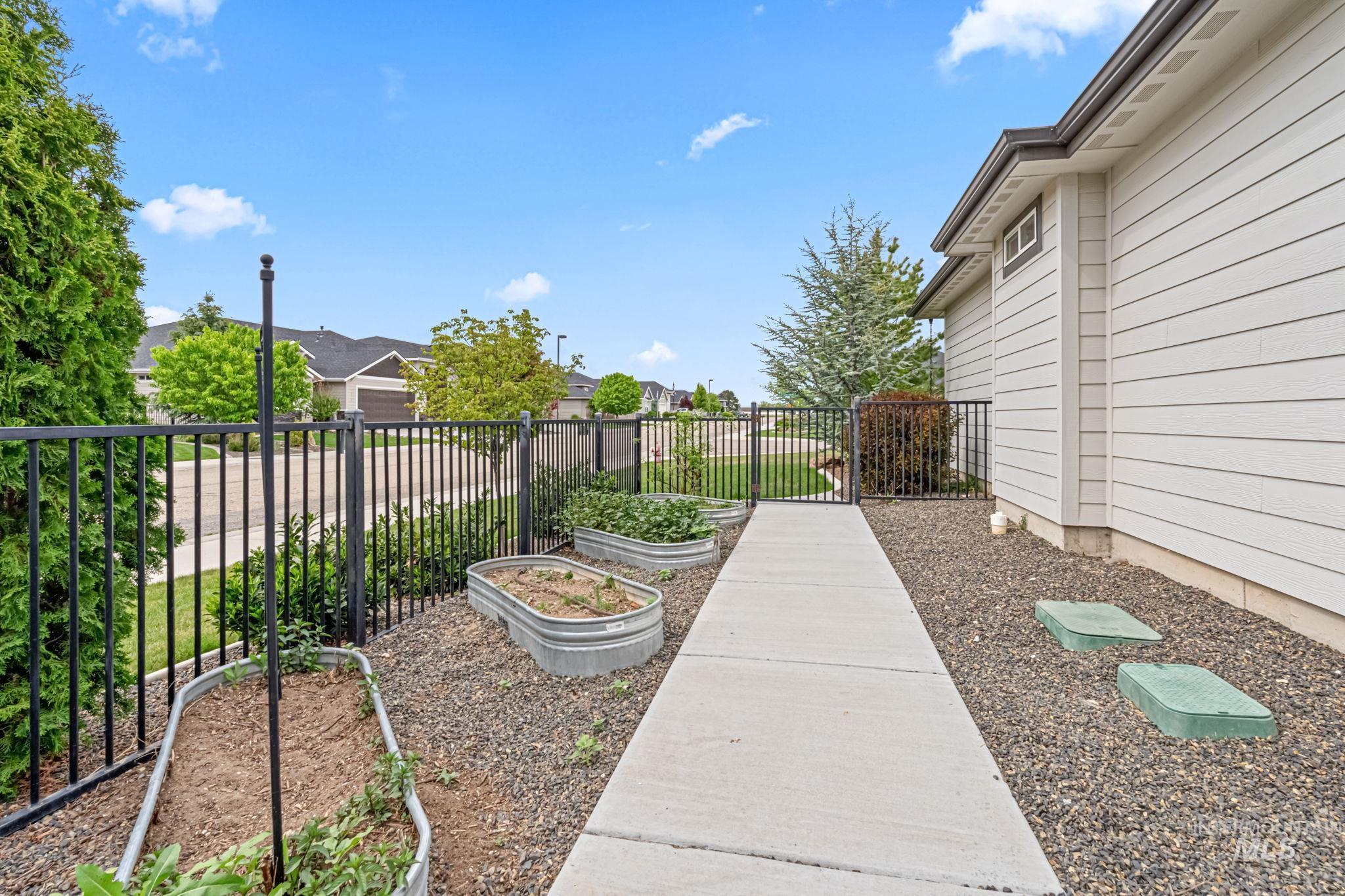 1073 W Smoky Quartz Street Property Photo 33