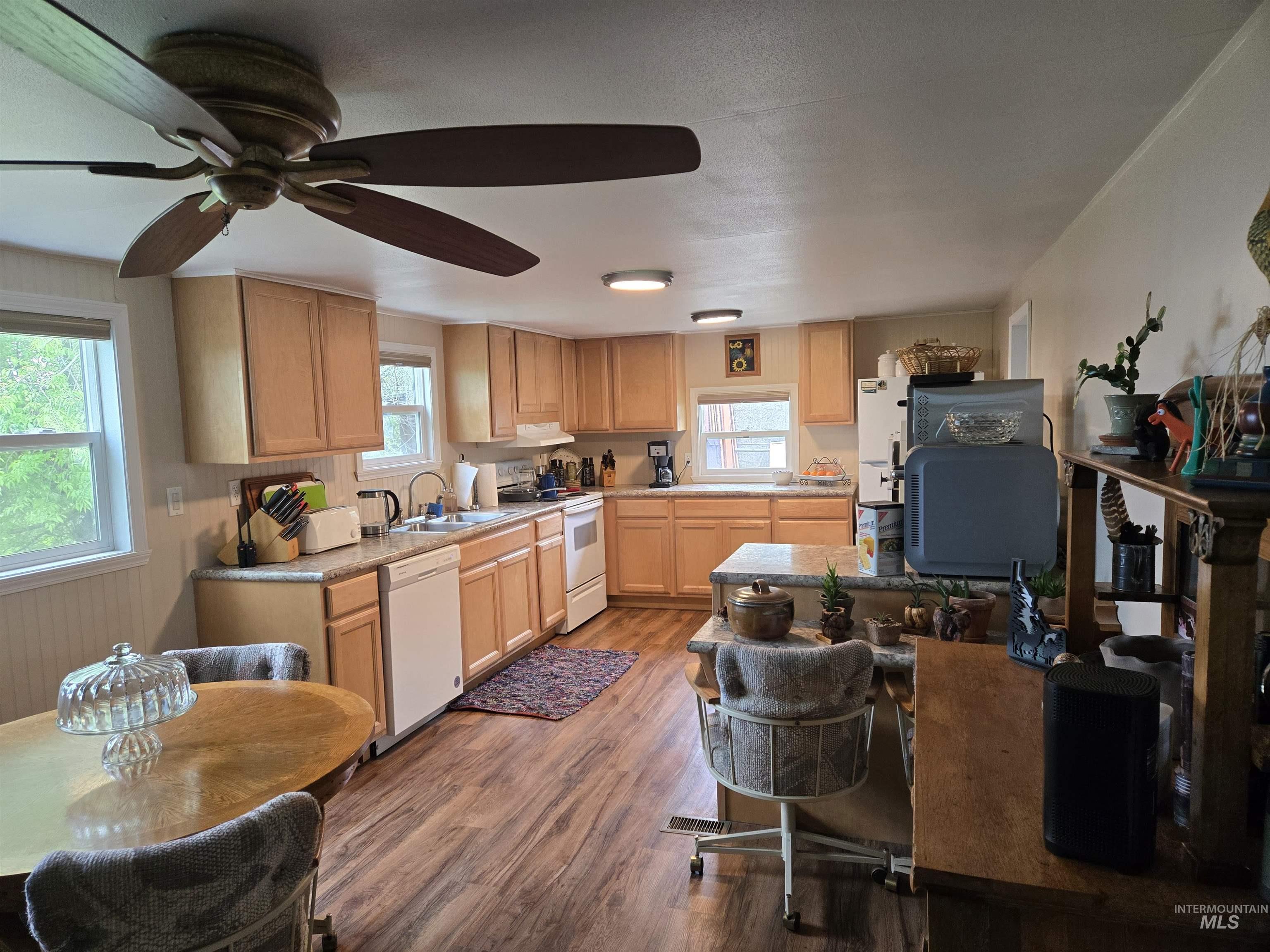 4099 Lakeview Road Property Photo