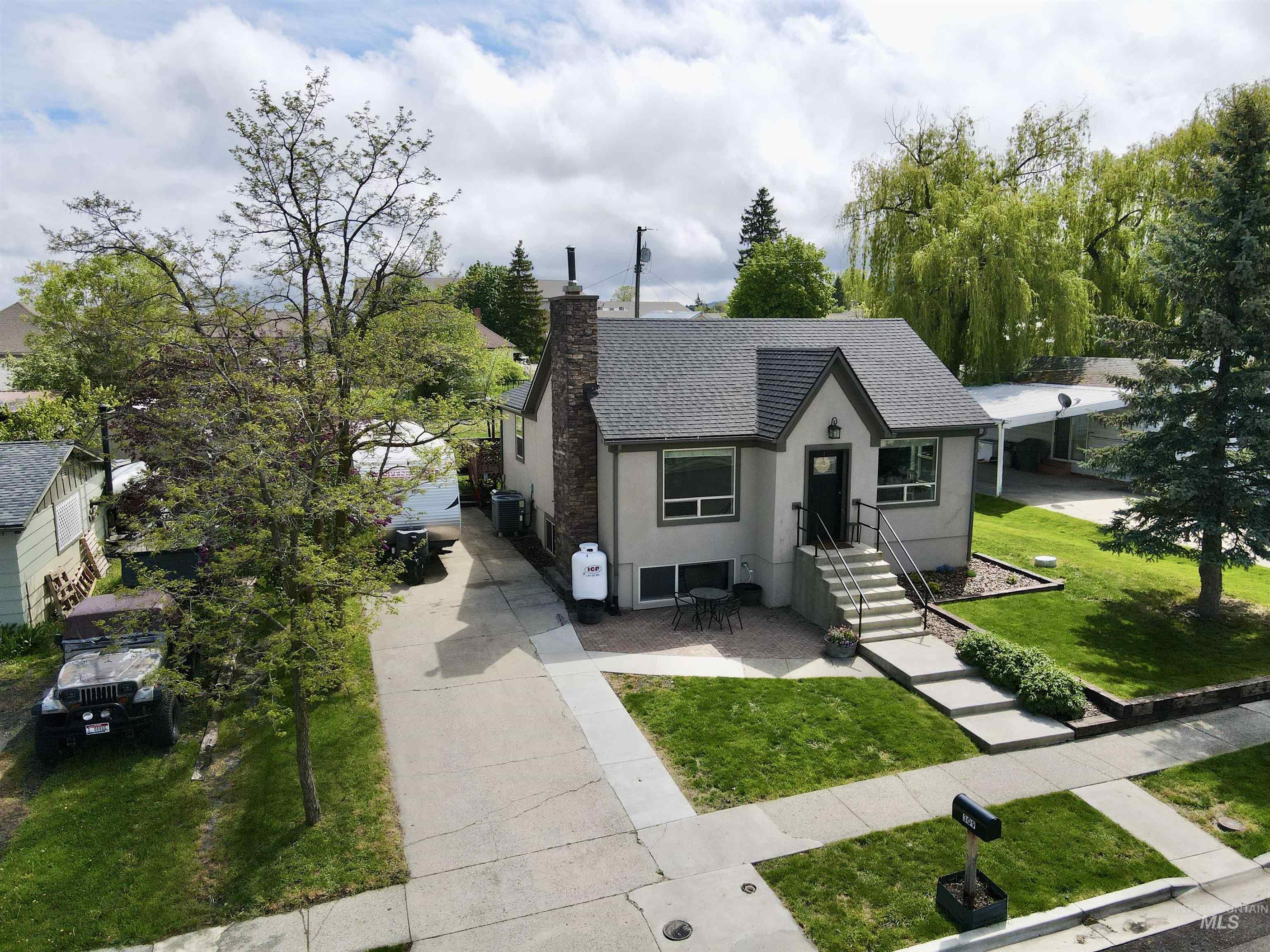 309 S B Street Property Photo