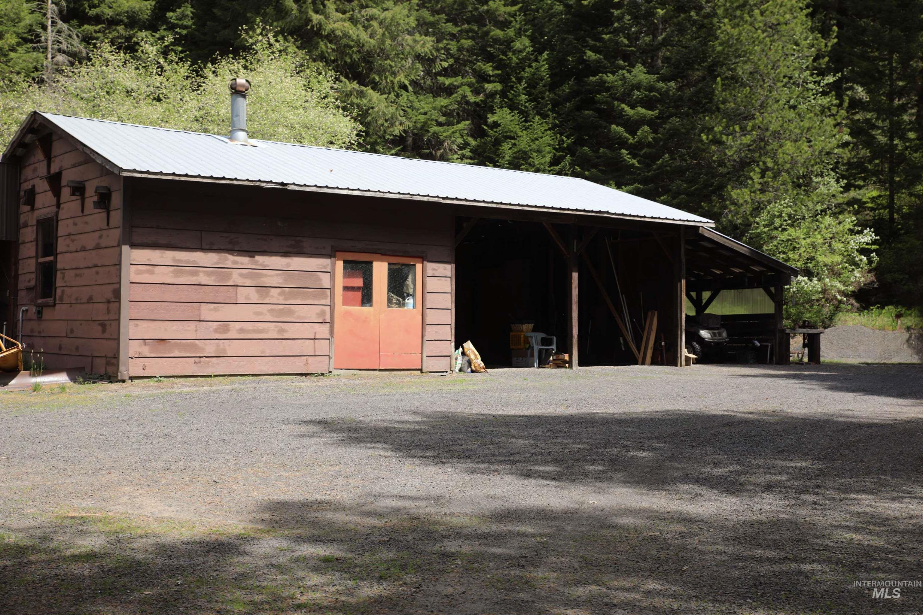 1021 Claypit Rd Property Photo 3