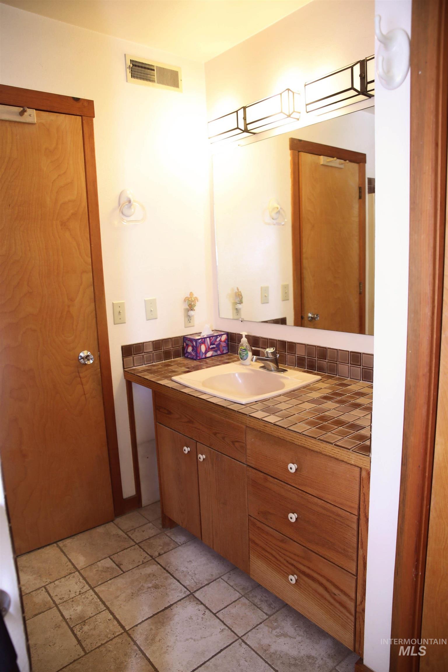 1021 Claypit Rd Property Photo 12