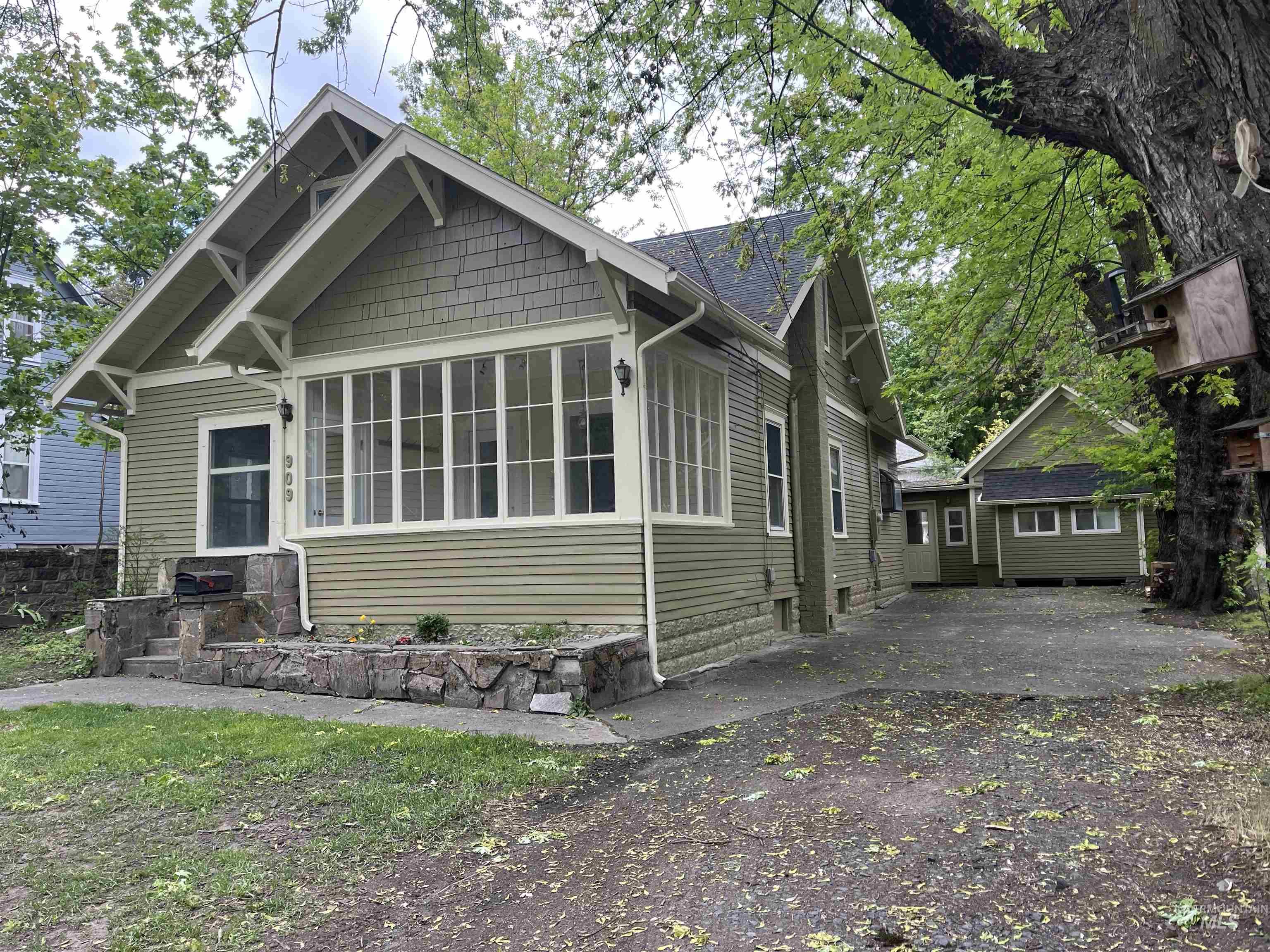 909 E 6th Property Photo 1