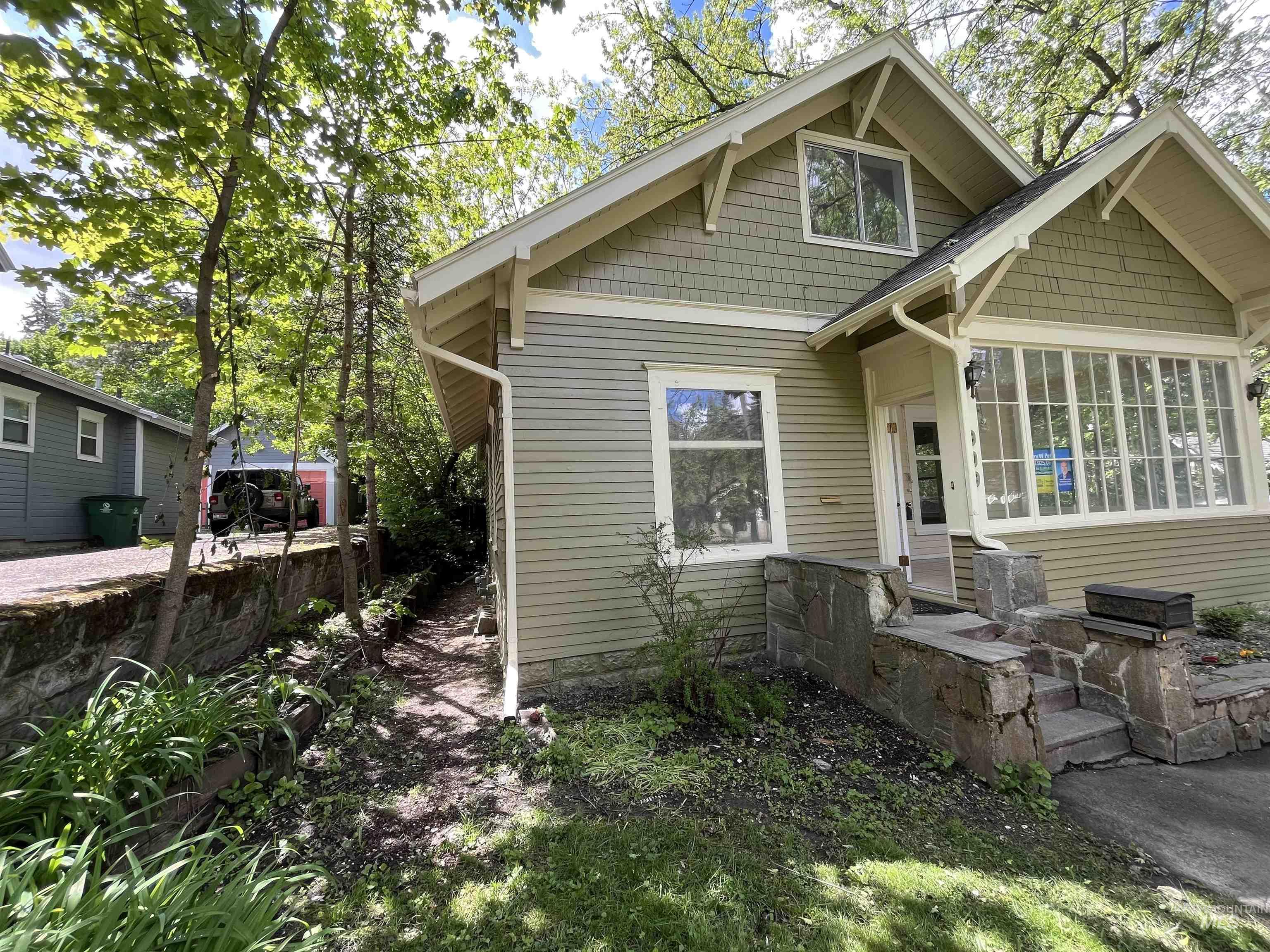 909 E 6th Property Photo 2